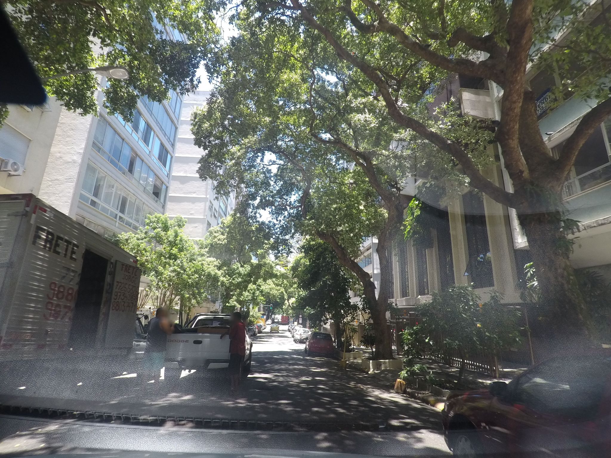 Street-level view near Edifício Nadade, Copacabana