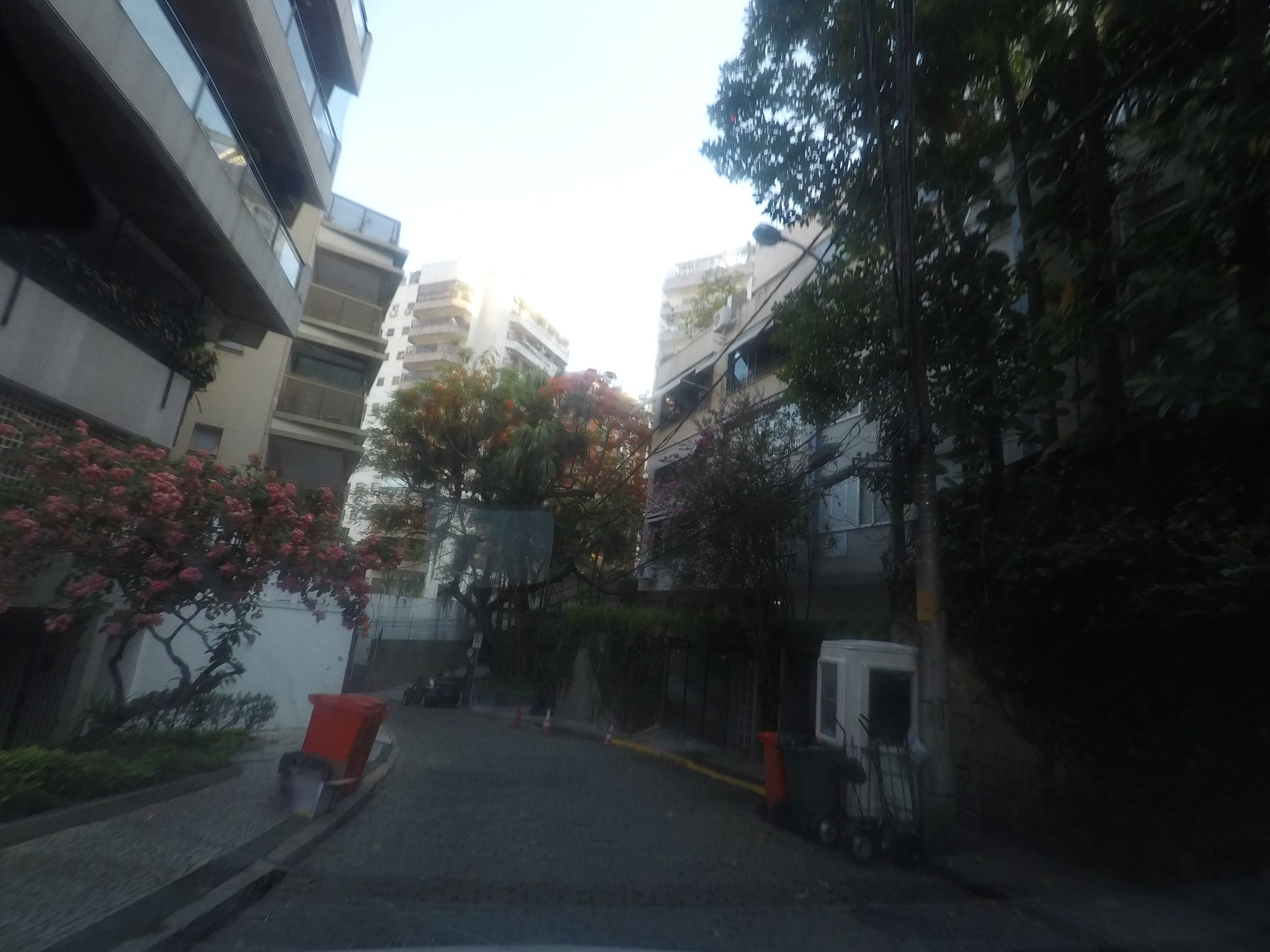 Street-level view near Edifício Nan Pocone, Lagoa