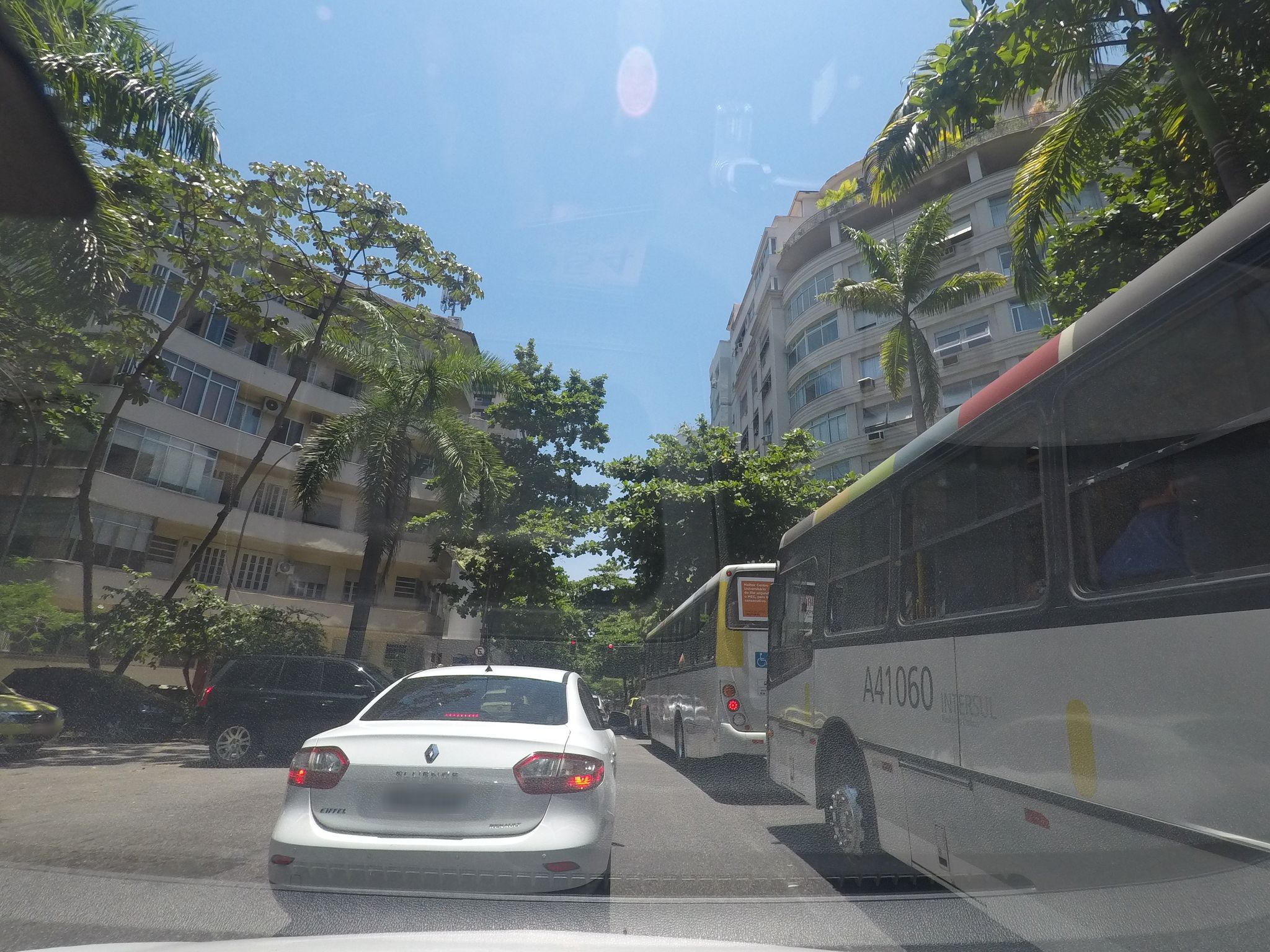Street-level view near Edifício Nancy, Copacabana