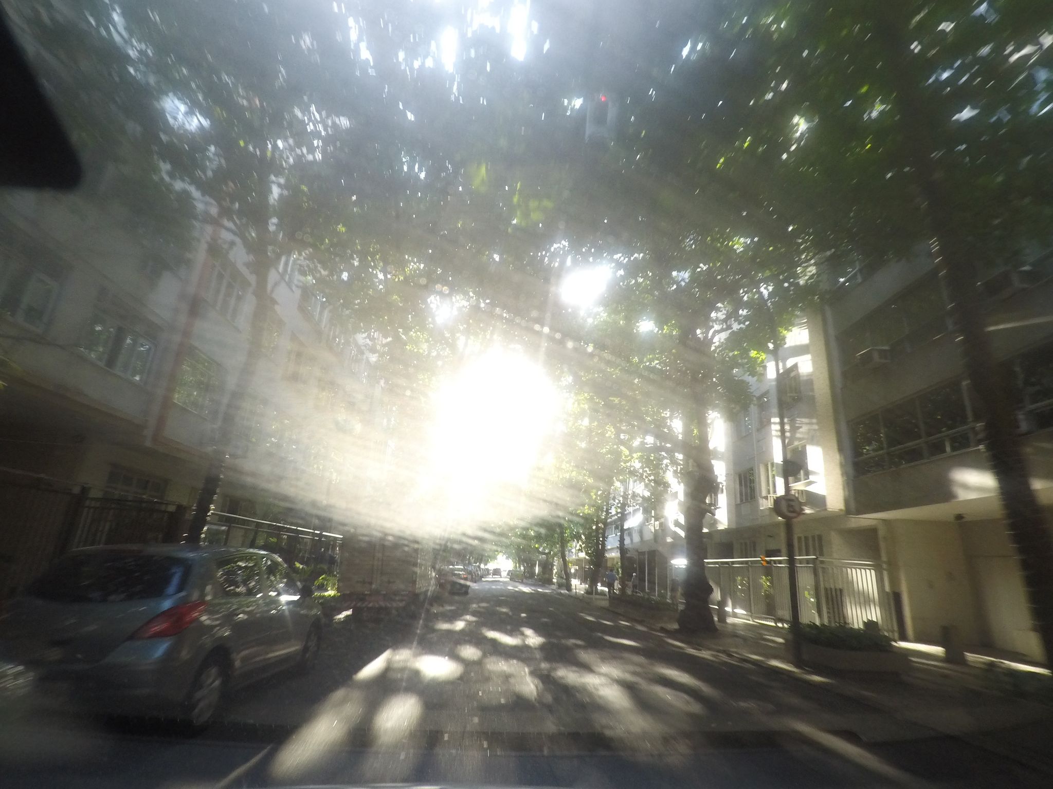 Street-level view near Edifício Nassau, Copacabana