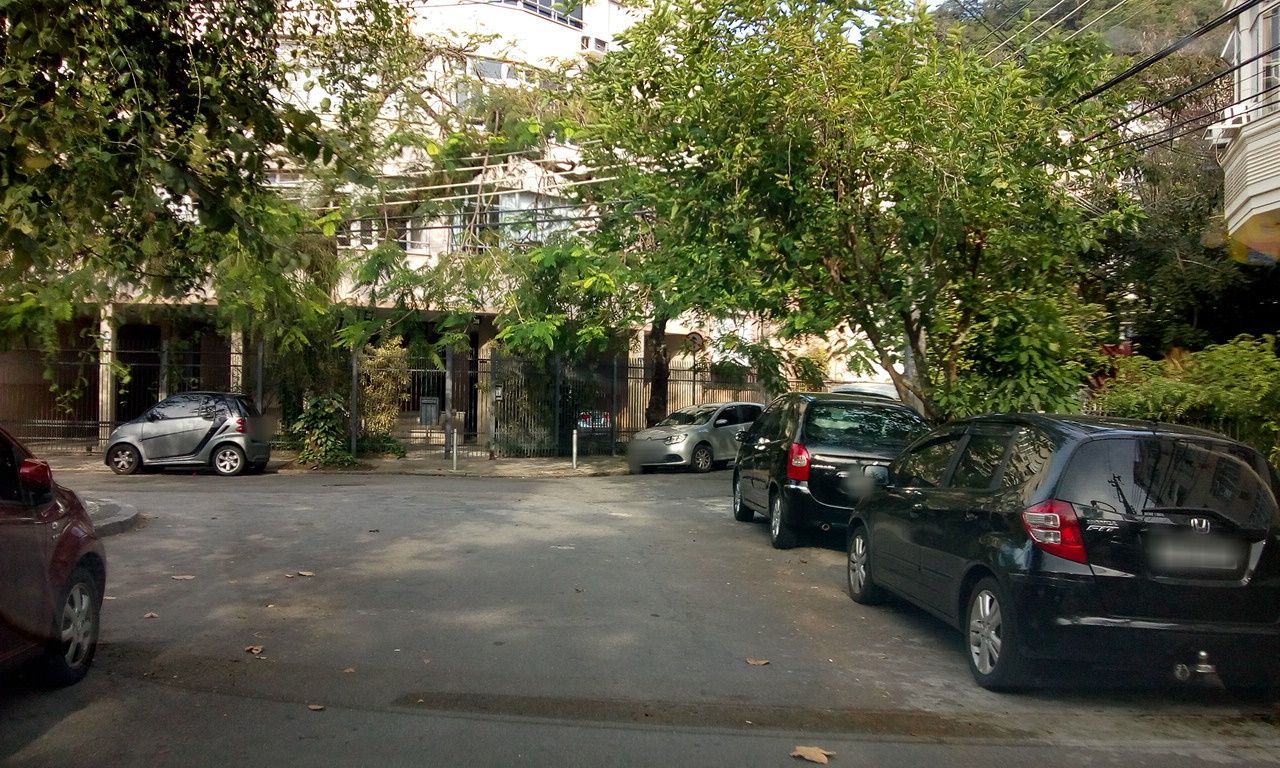 Street-level view near Edifício Nasser, Urca