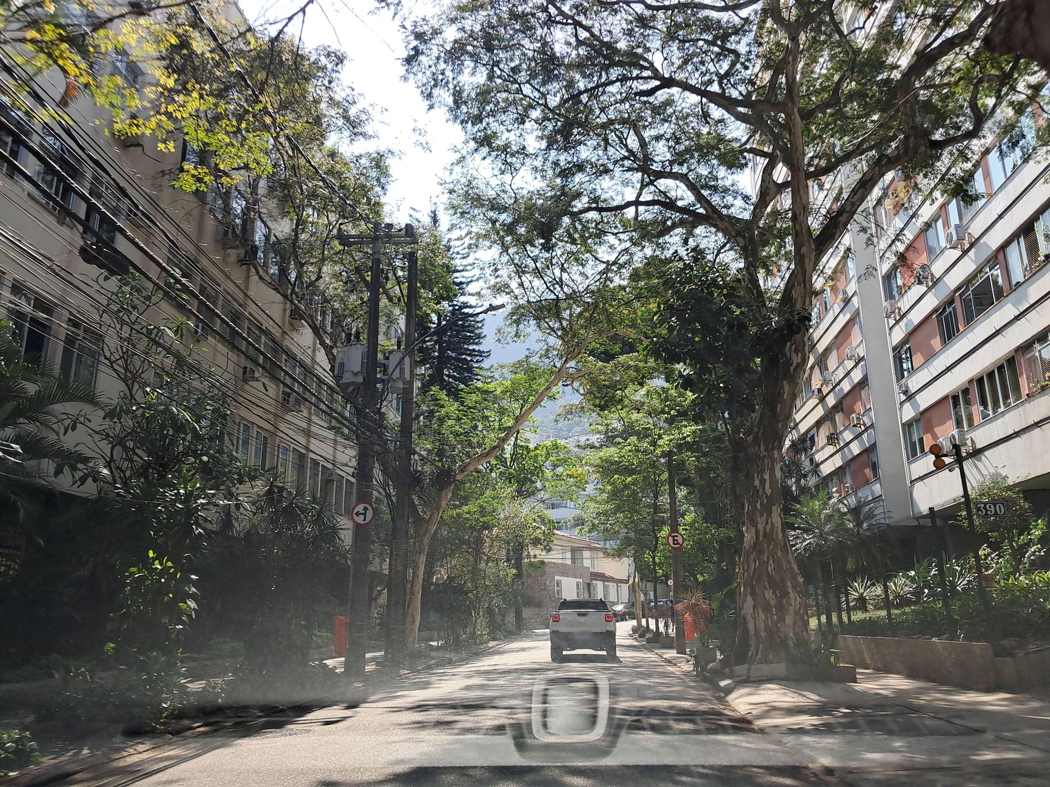 Street-level view near Edifício Naza Haidar, Jardim Botânico