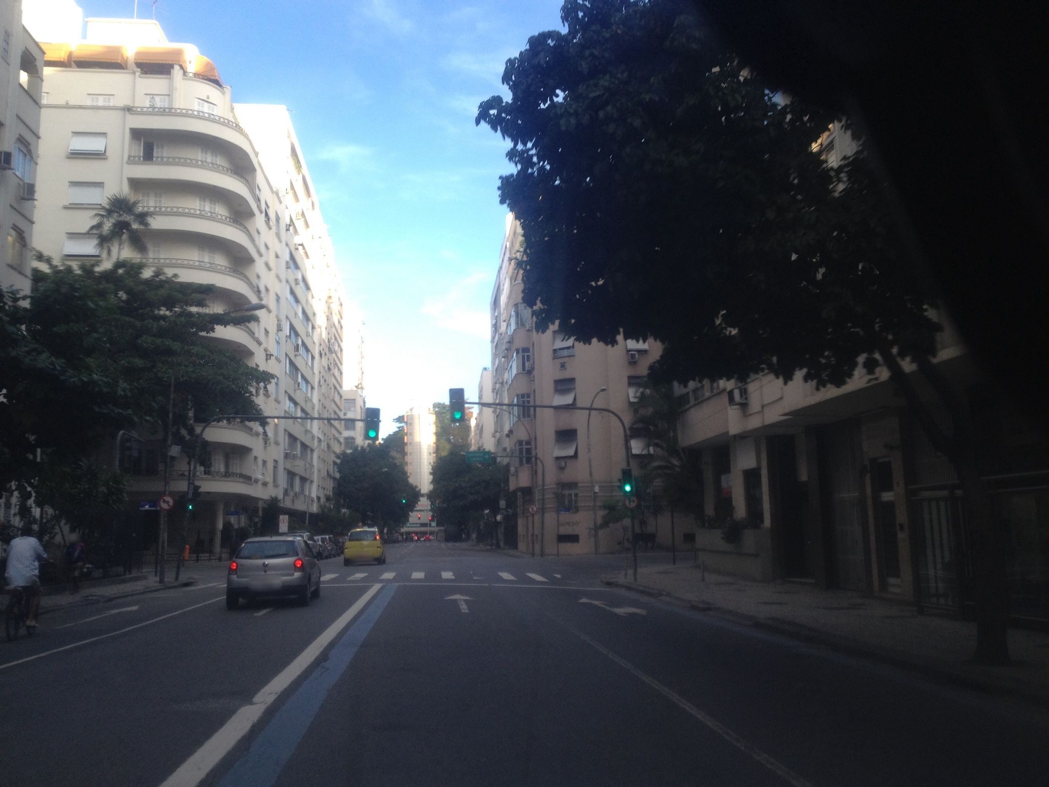 Street-level view near Edifício Nereia, Copacabana