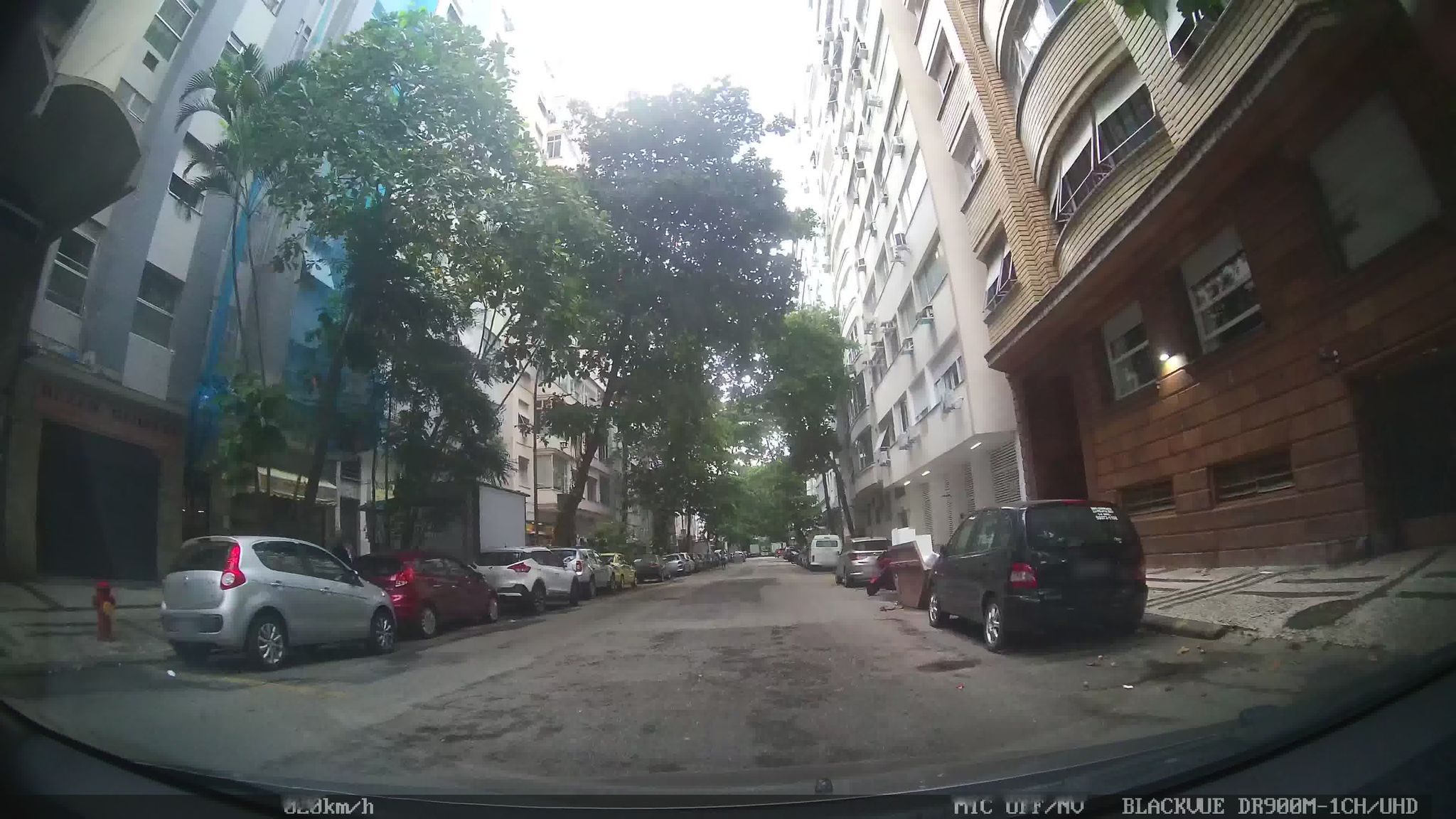Street-level view near Edifício Netúnia, Copacabana