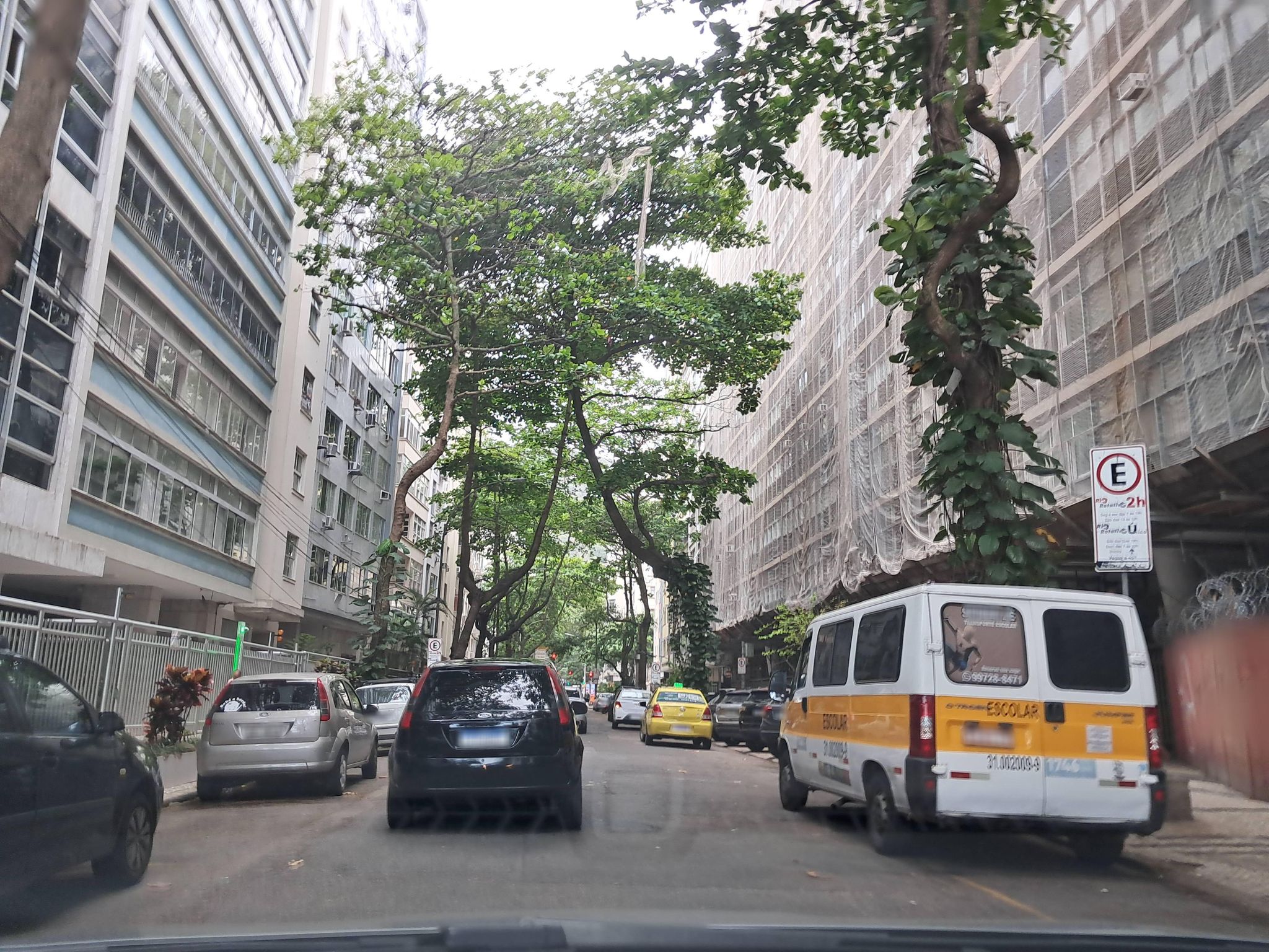 Street-level view near Edíficio Netuno, Copacabana