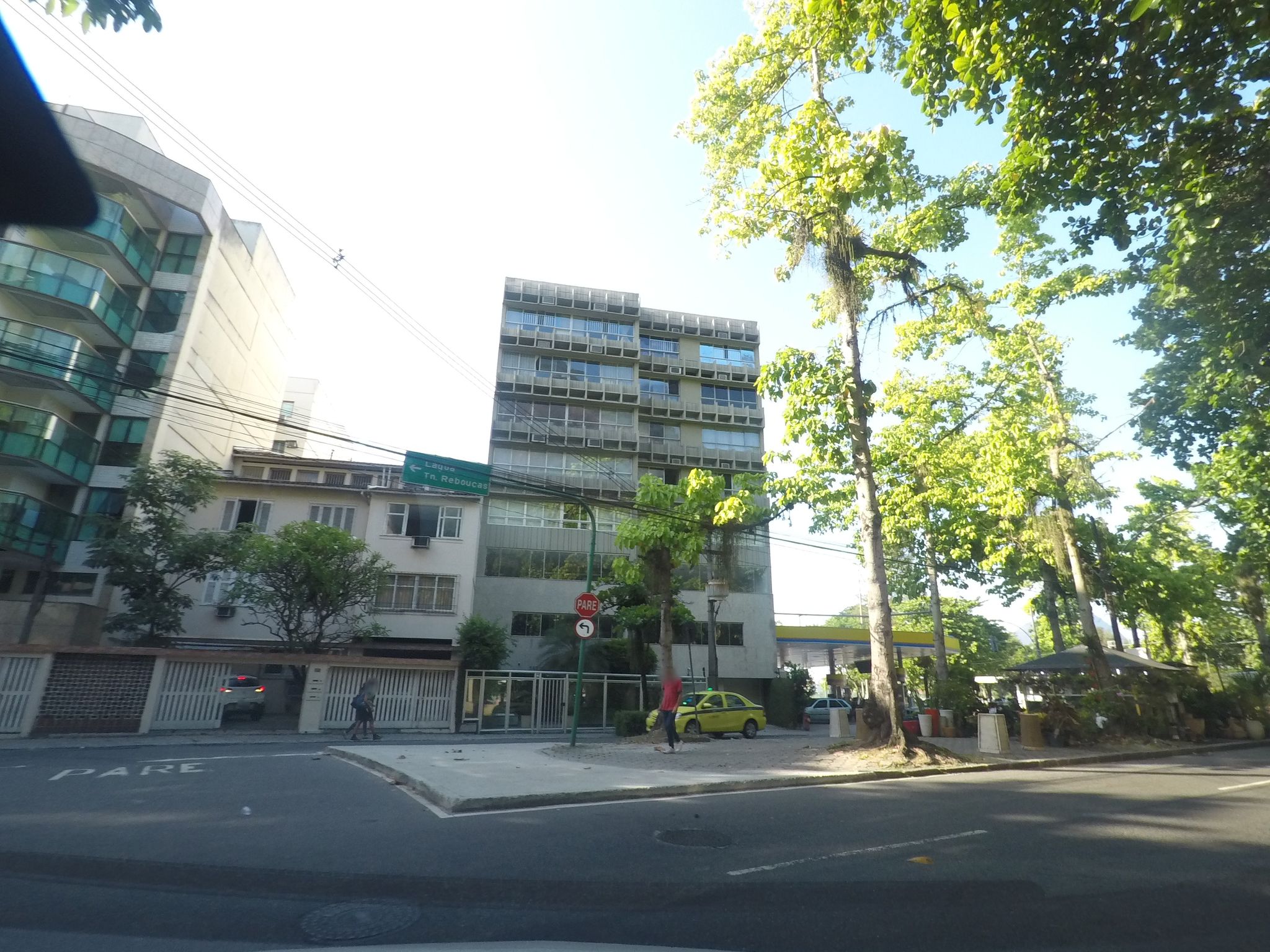 Street-level view near Edifício Neves da Rocha, Lagoa