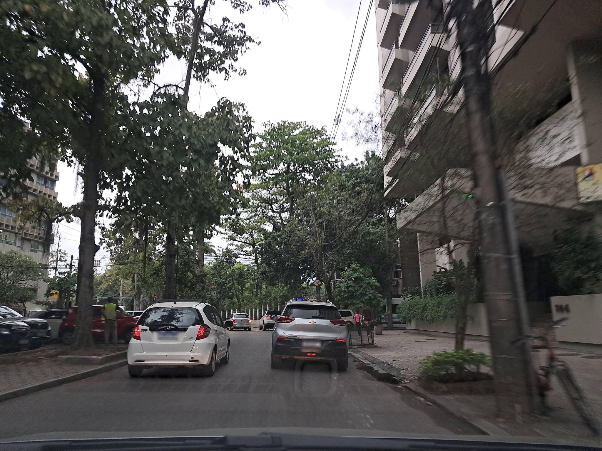 Street-level view near Edifício Neves da Rocha, Jardim Botânico
