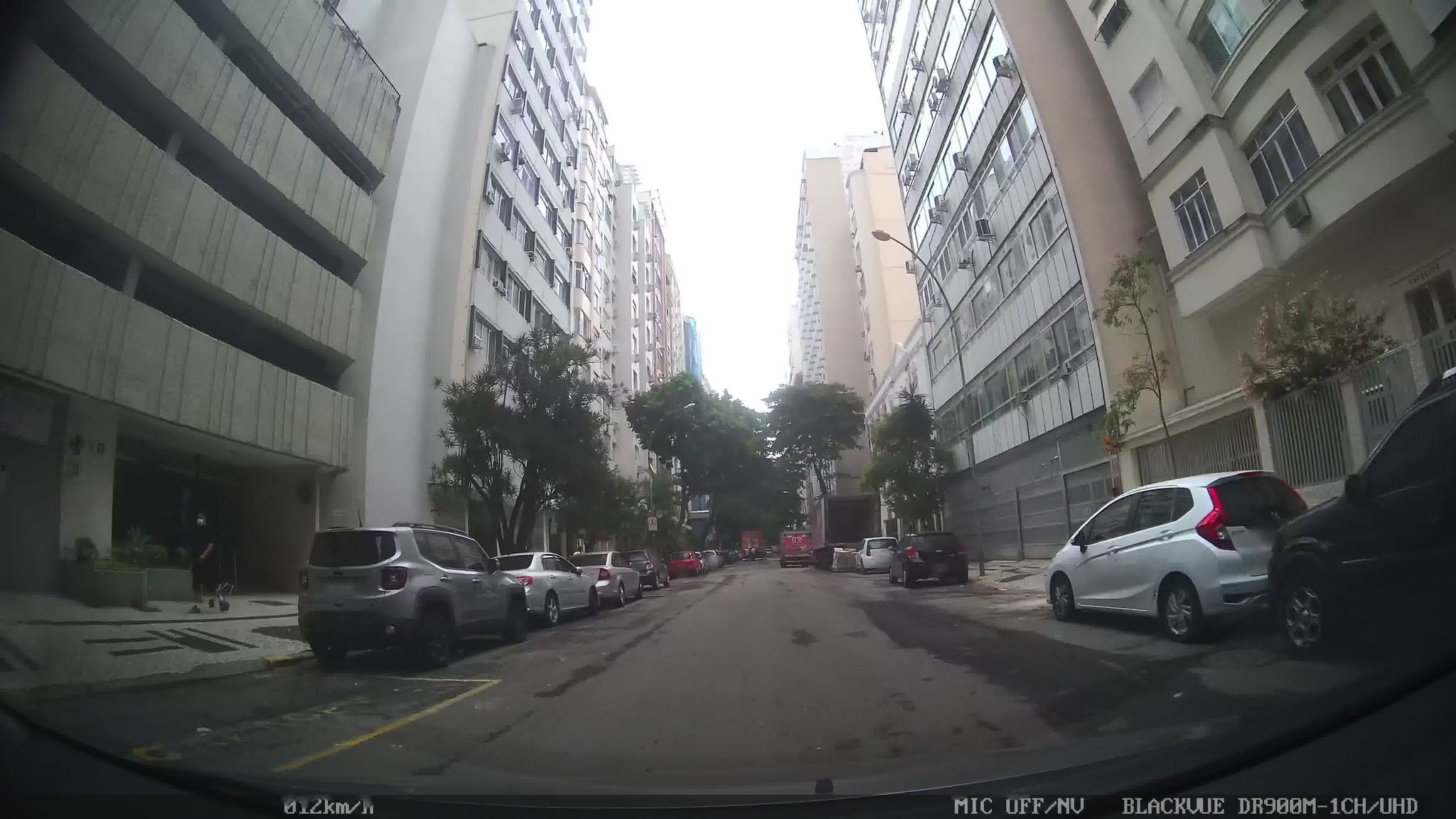 Street-level view near Edíficio New York, Leme