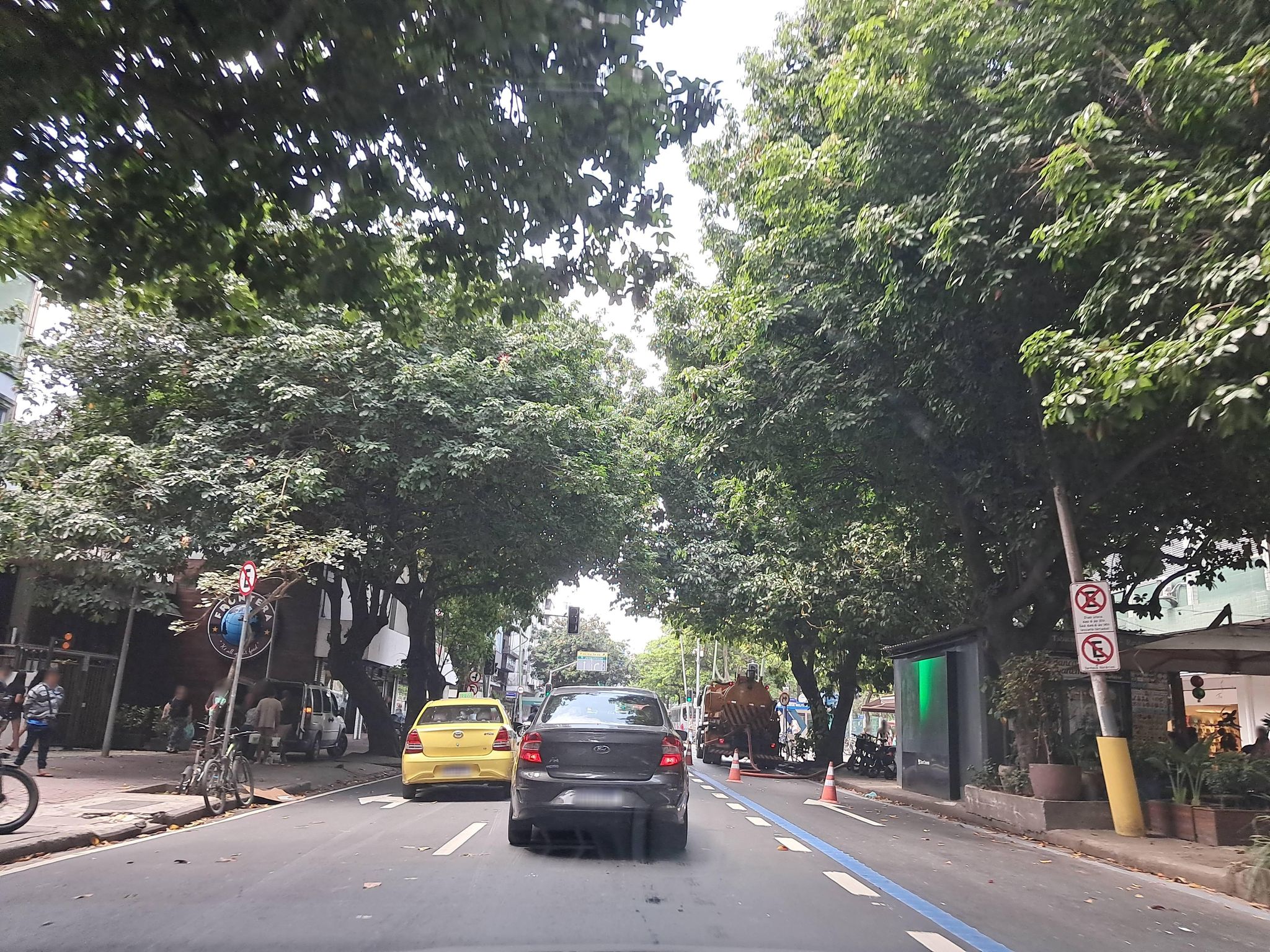 Street-level view near Edifício Nice, Ipanema