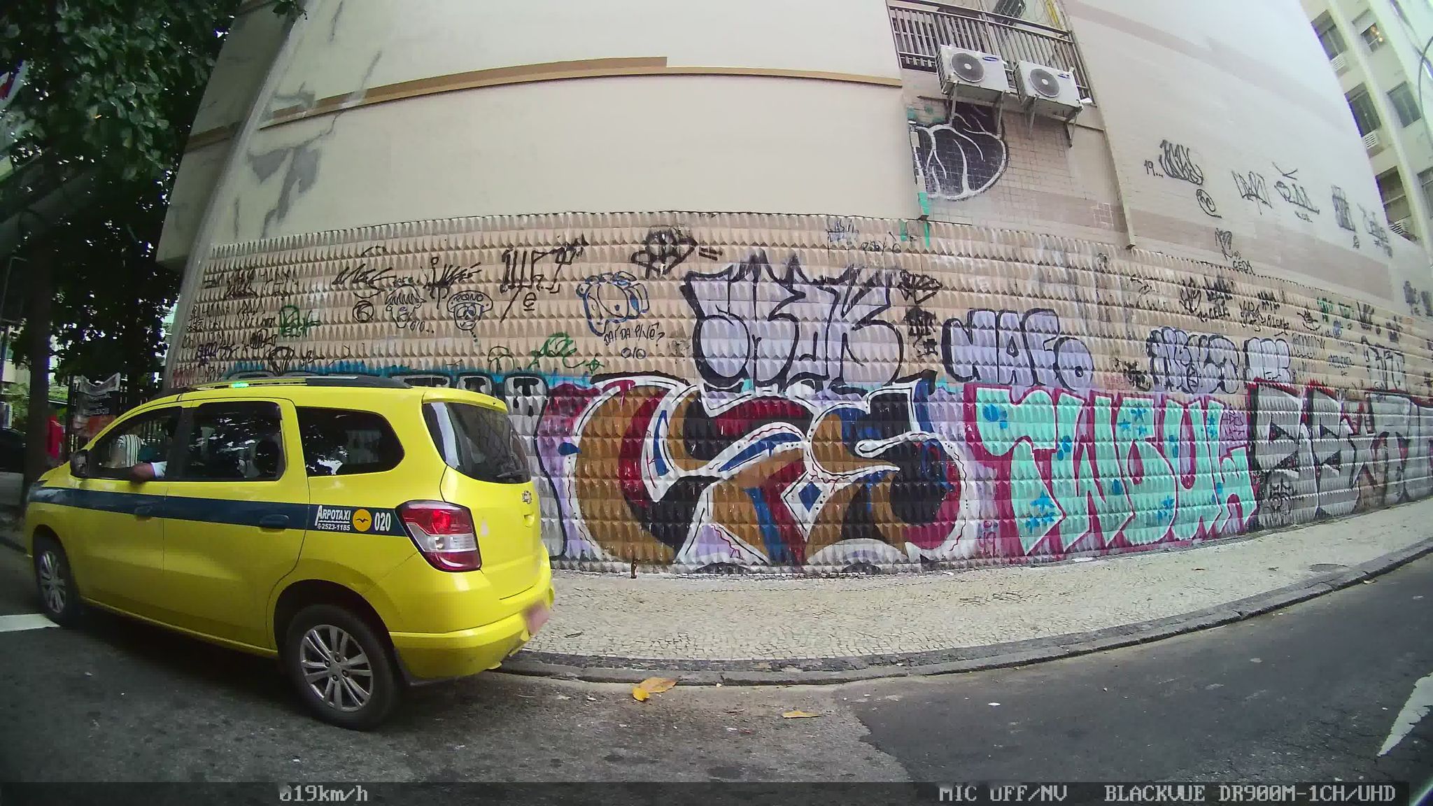 Street-level view near Edifício Nicias, Ipanema