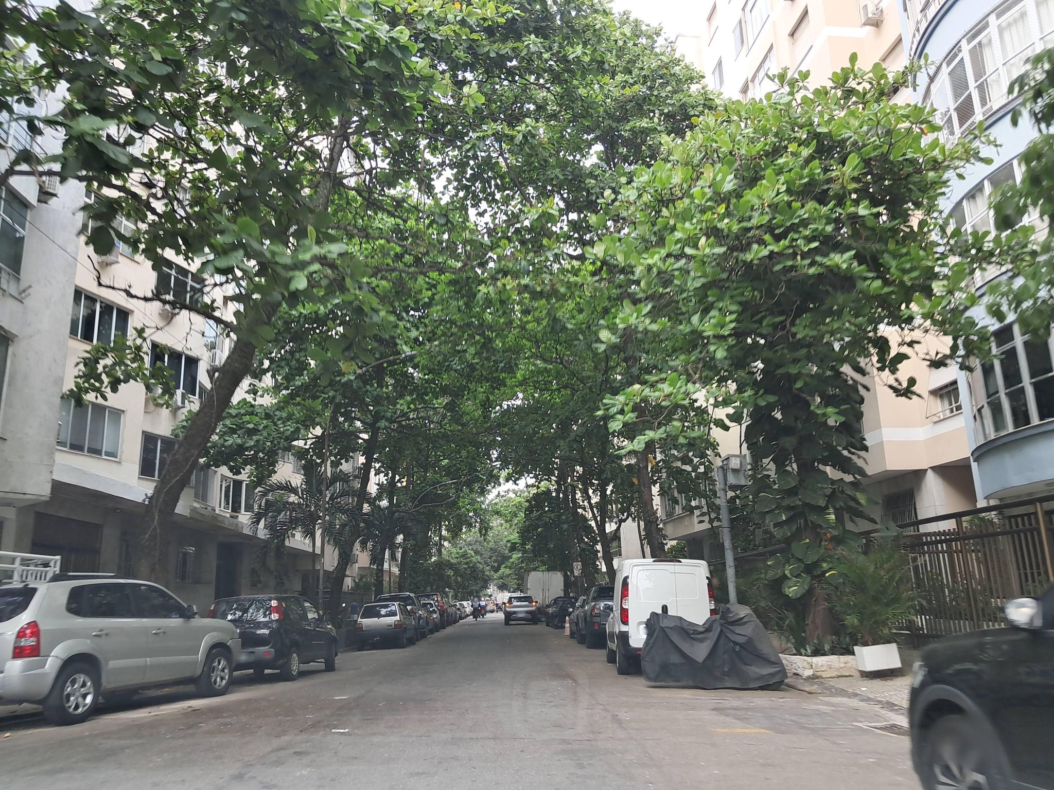 Street-level view near Edifício Nicias, Copacabana