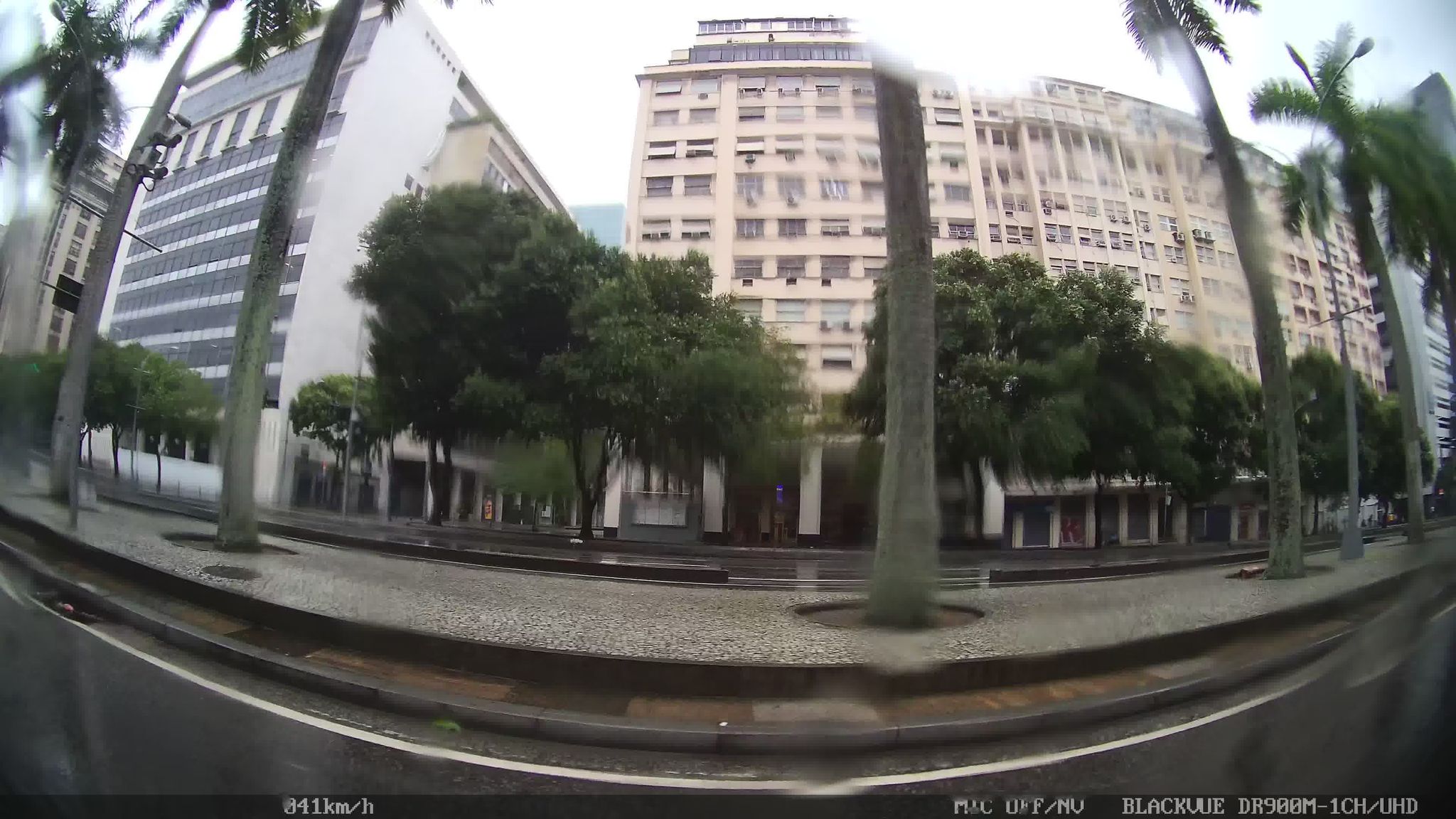Street-level view near Edifício Nilo Peçanha, Centro