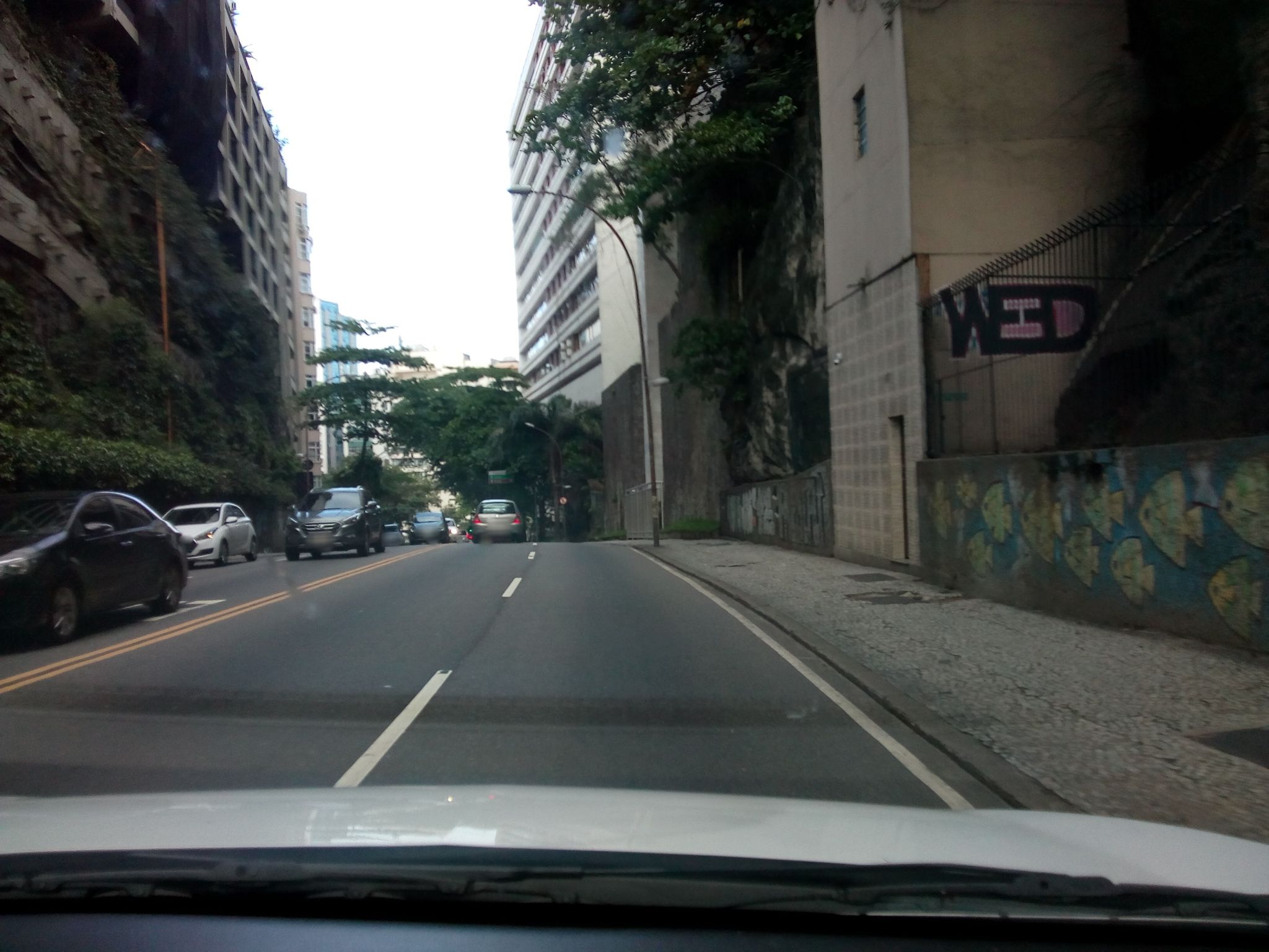 Street-level view near Edifício Nirvana, Copacabana
