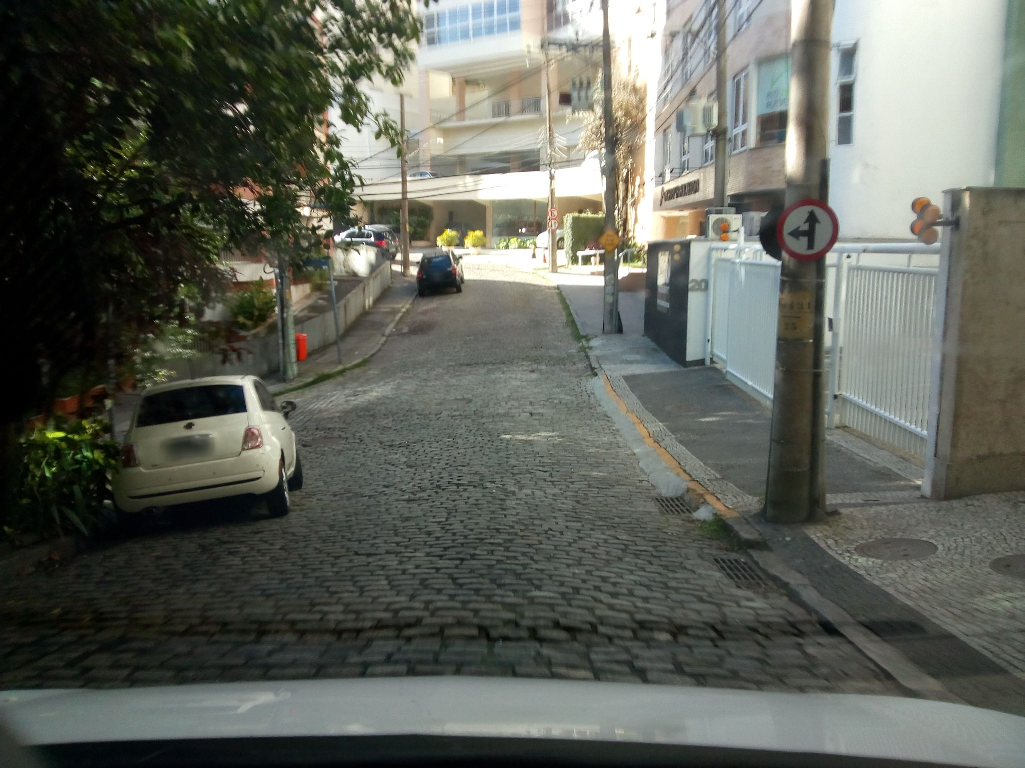 Street-level view near Edifício Noblesse, Leblon