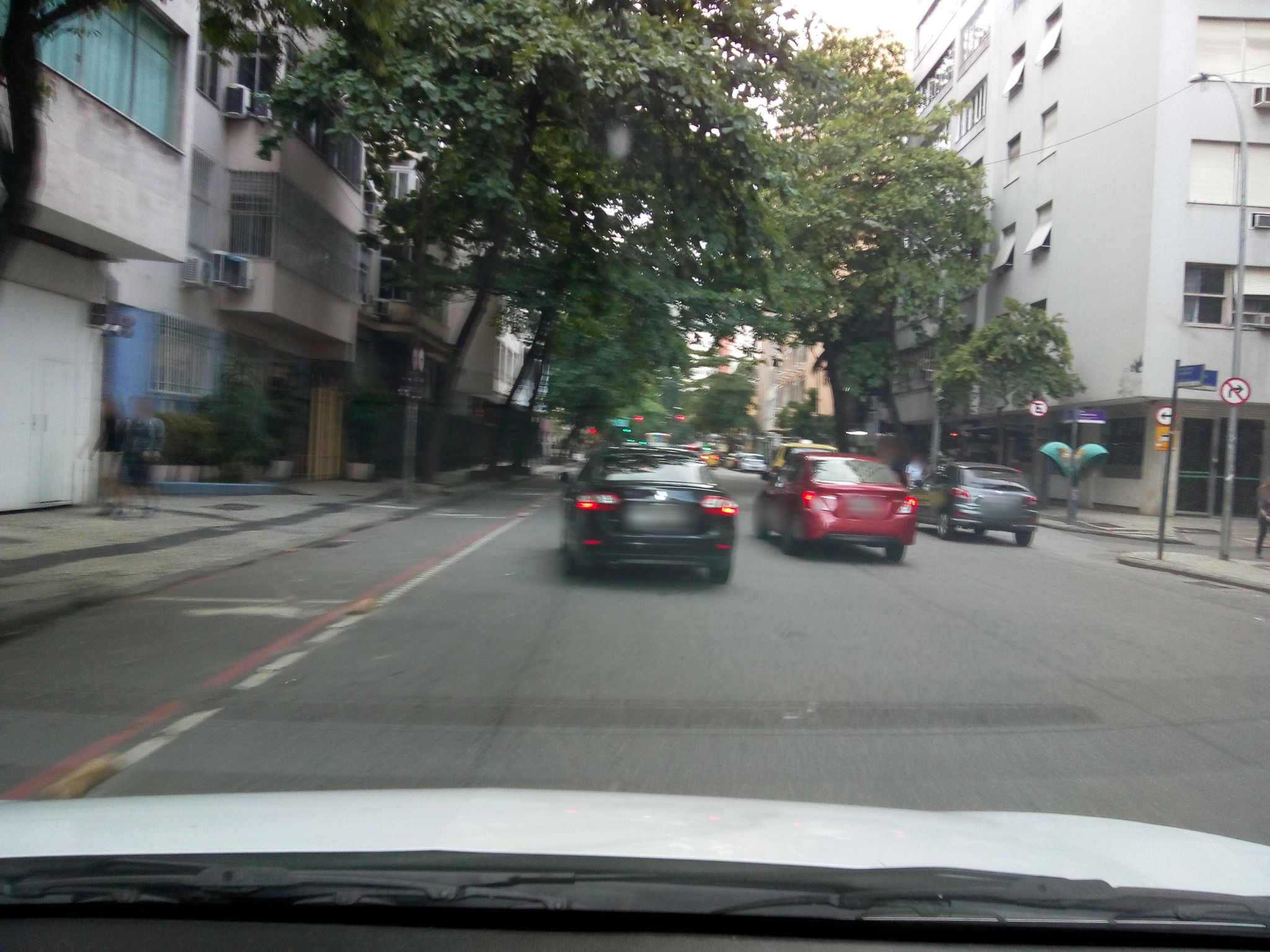 Street-level view near Edifício Nobreza, Copacabana