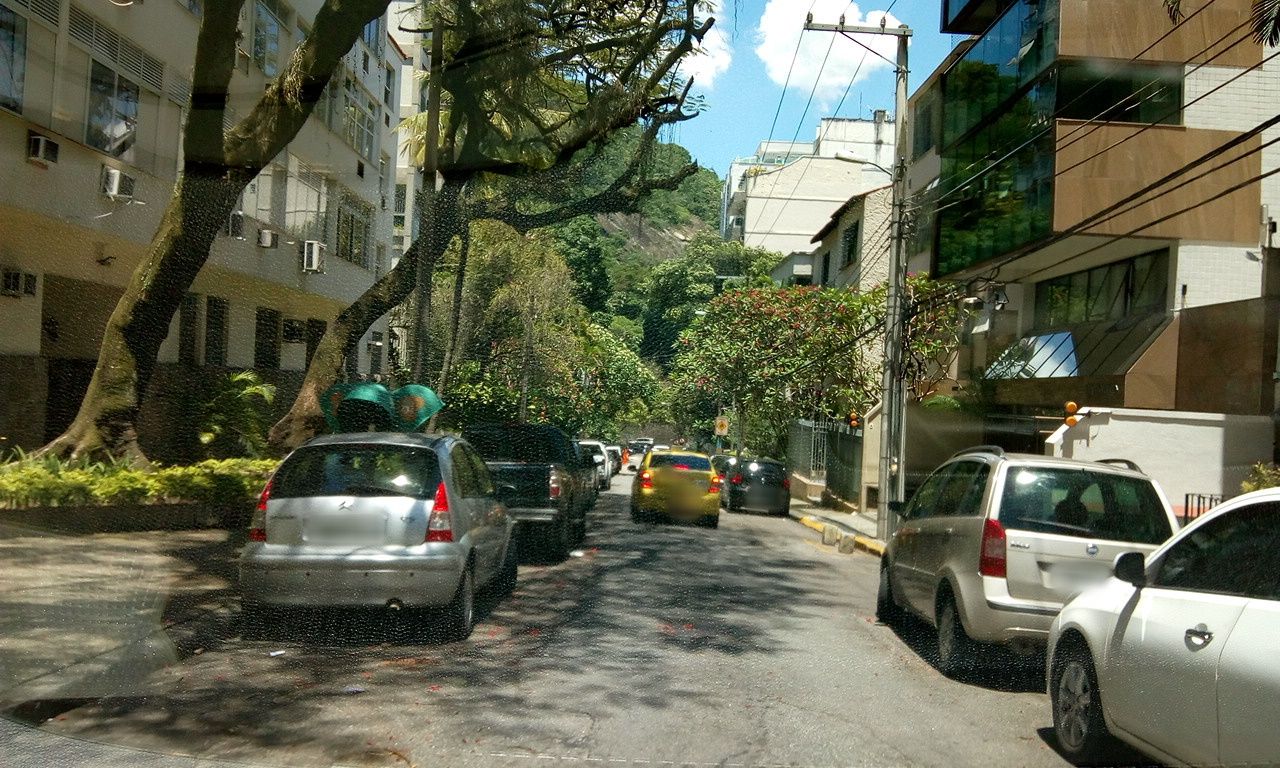 Street-level view near Edifício Nogueira, Laranjeiras