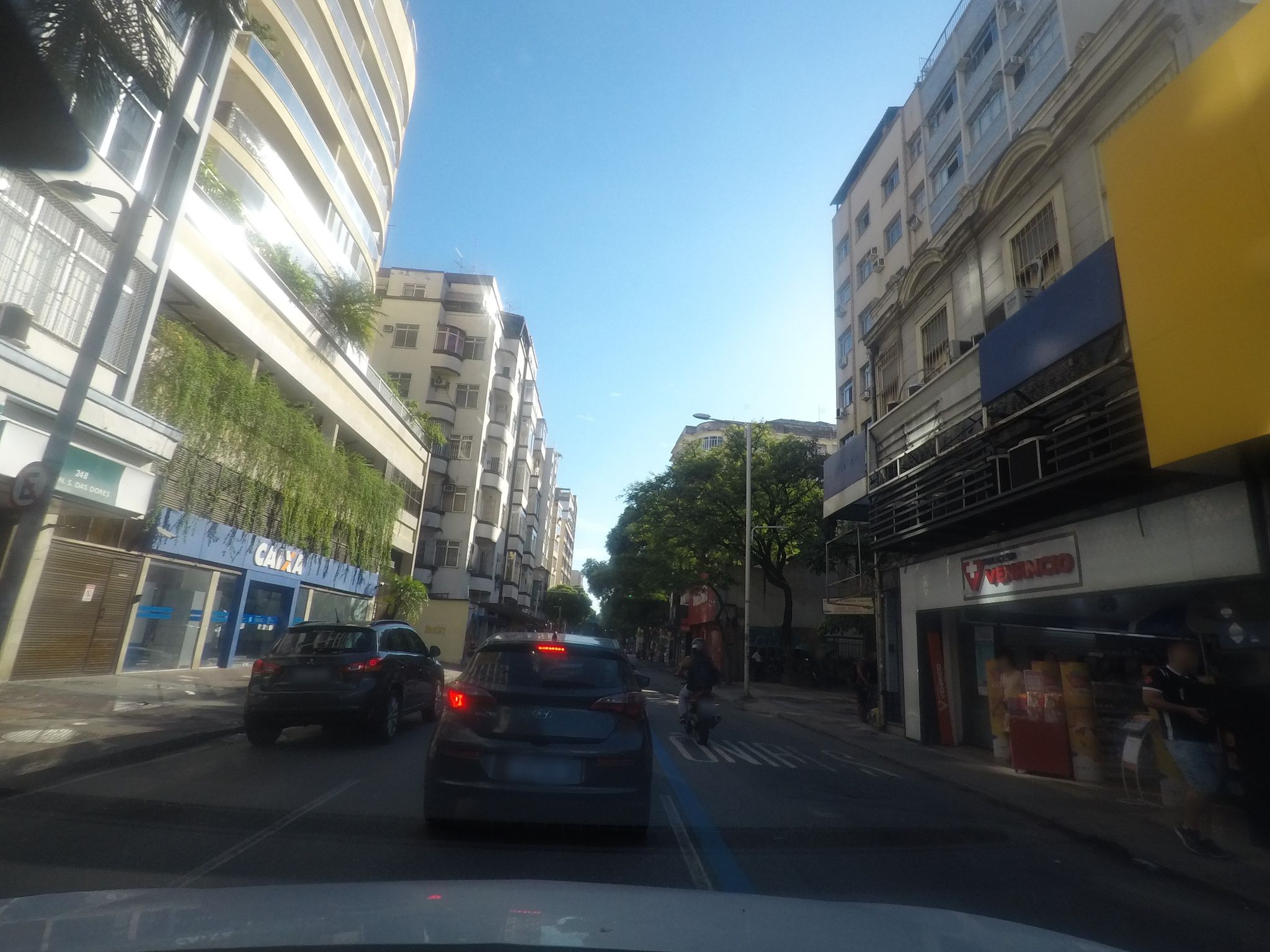 Street-level view near Edifício Nossa Senhora das Dores, Botafogo