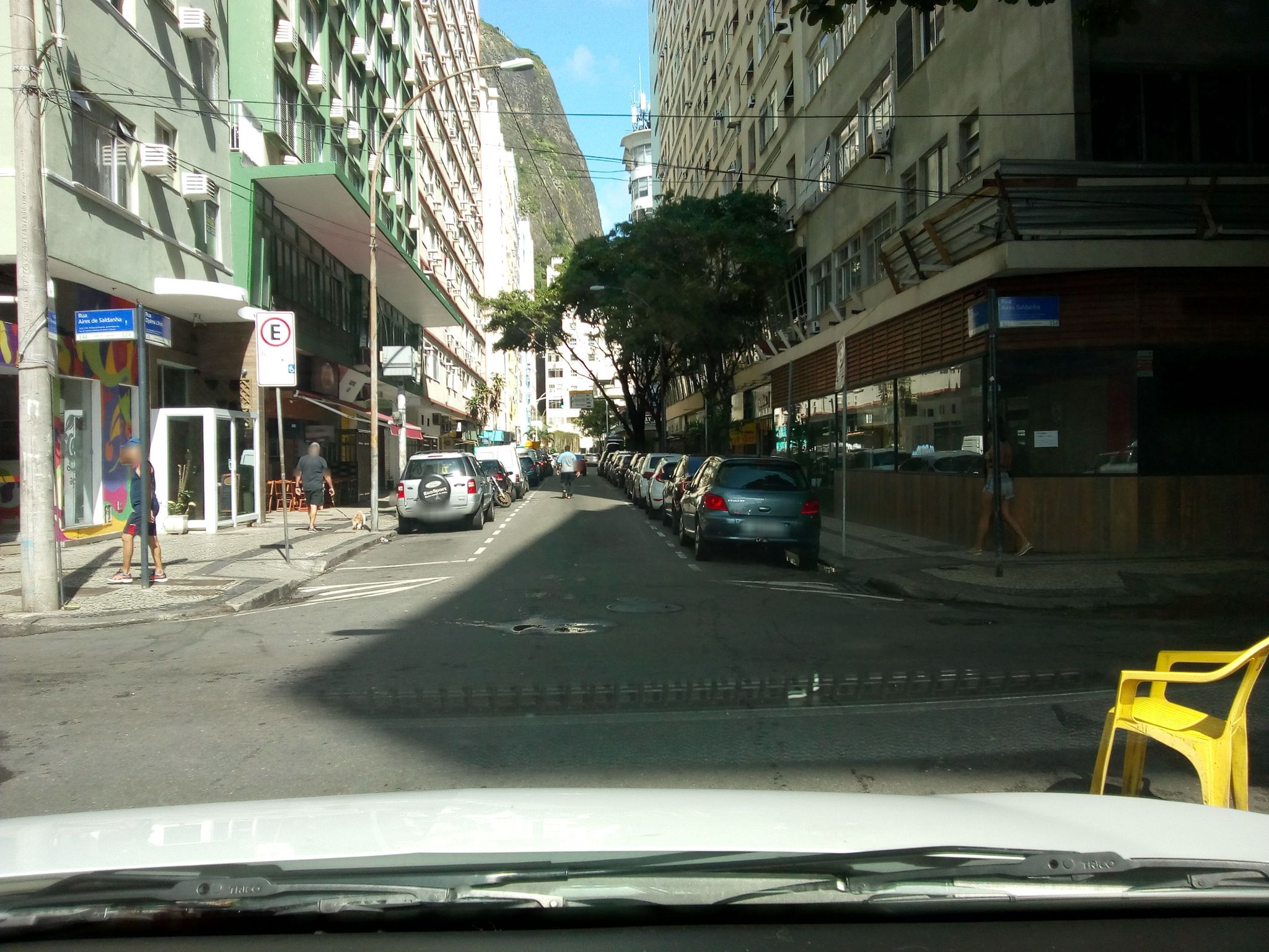 Street-level view near Edifício Nossa Senhora das Graças, Copacabana