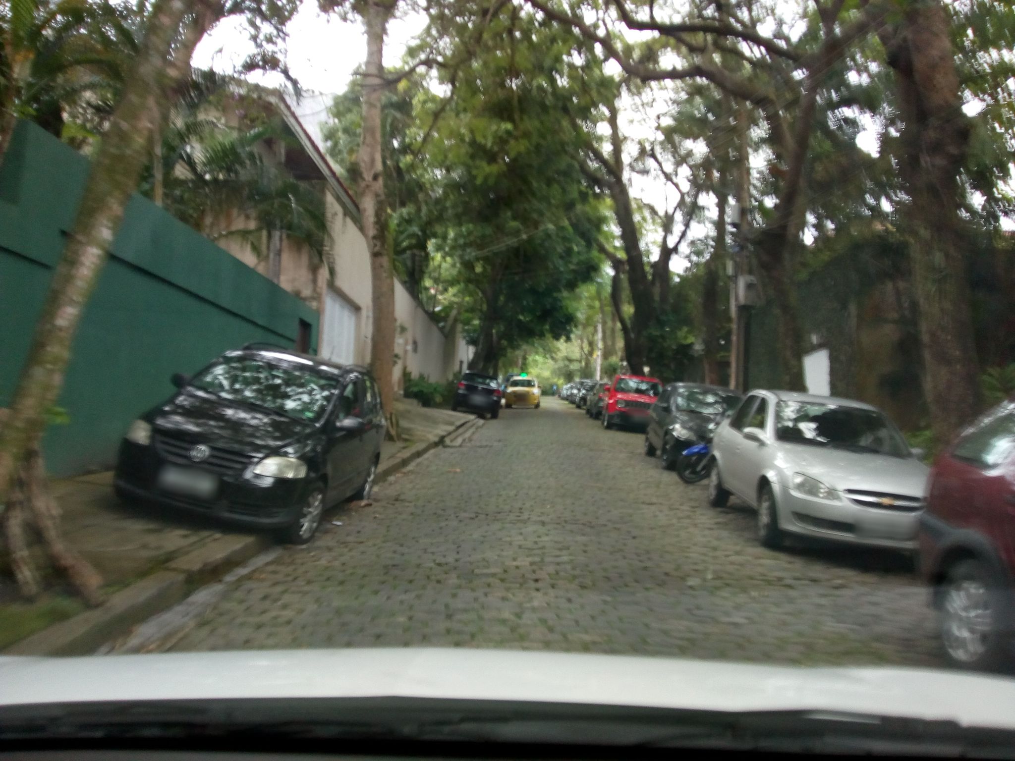 Street-level view near Edifício Nossa Senhora de Lourdes, Jardim Botânico