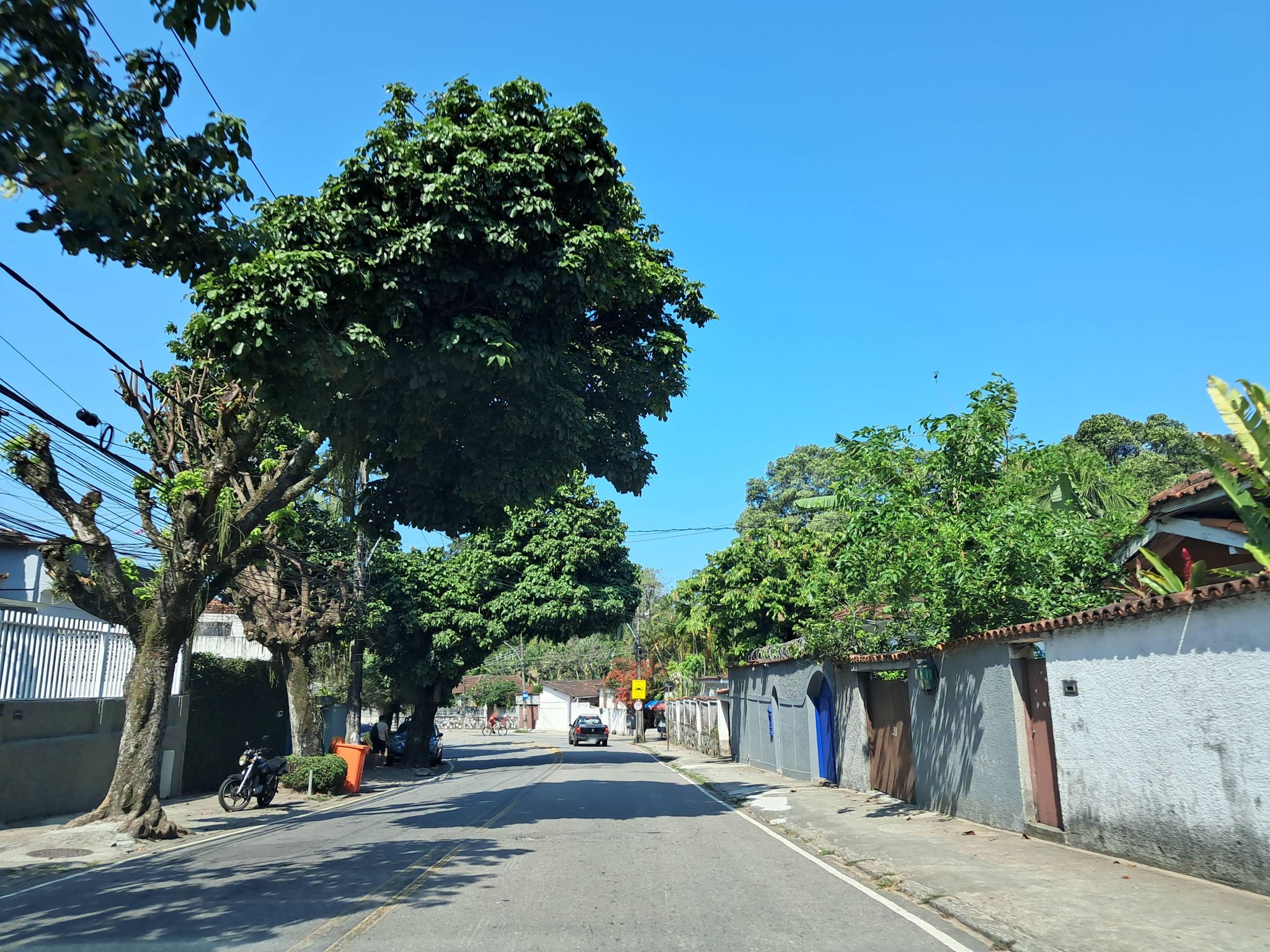 Street-level view near Edifício Nossa Senhora Nazareth, Jardim Botânico