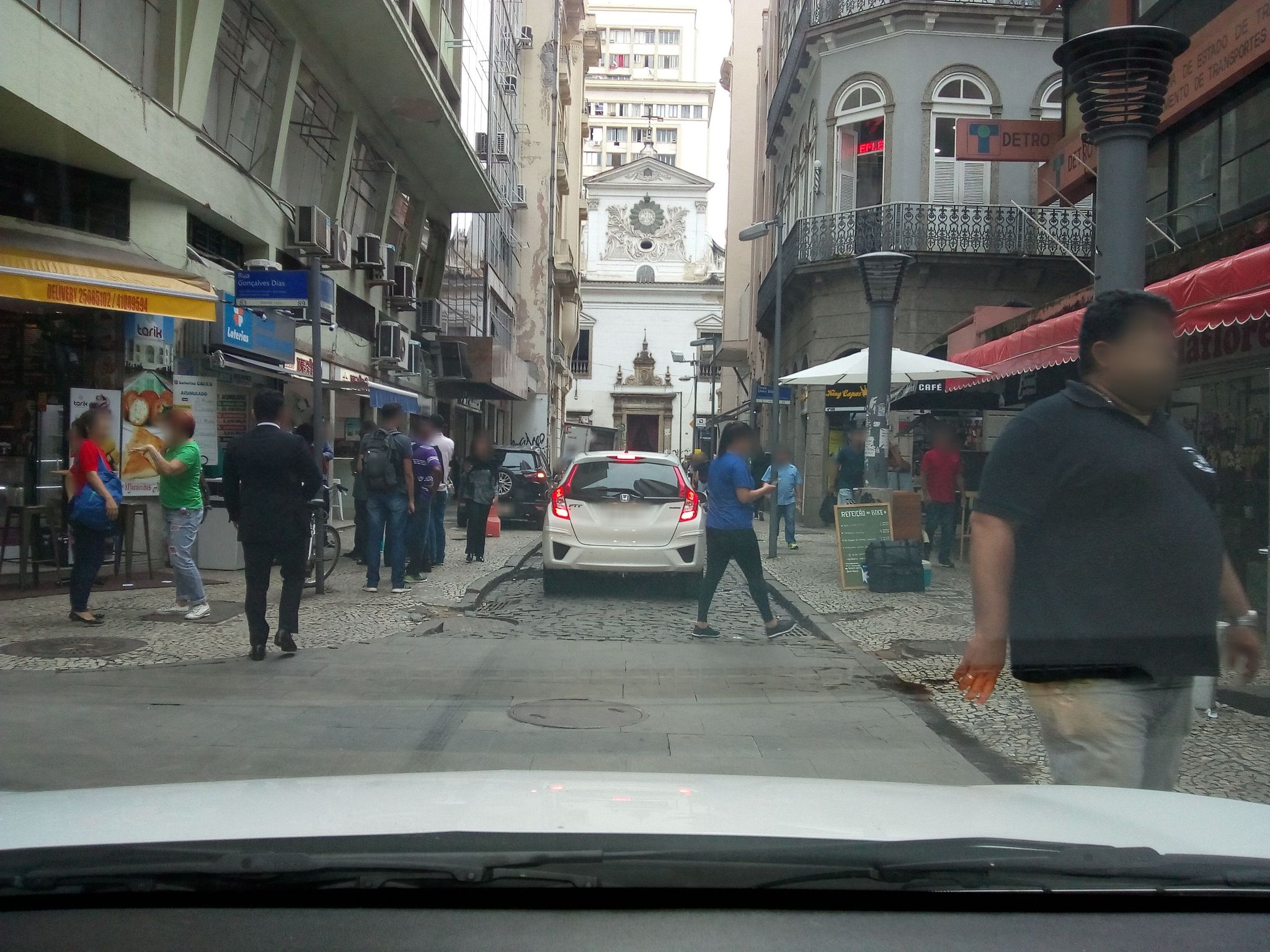 Street-level view near Edifício Nossa Sra. do Rosário, Centro