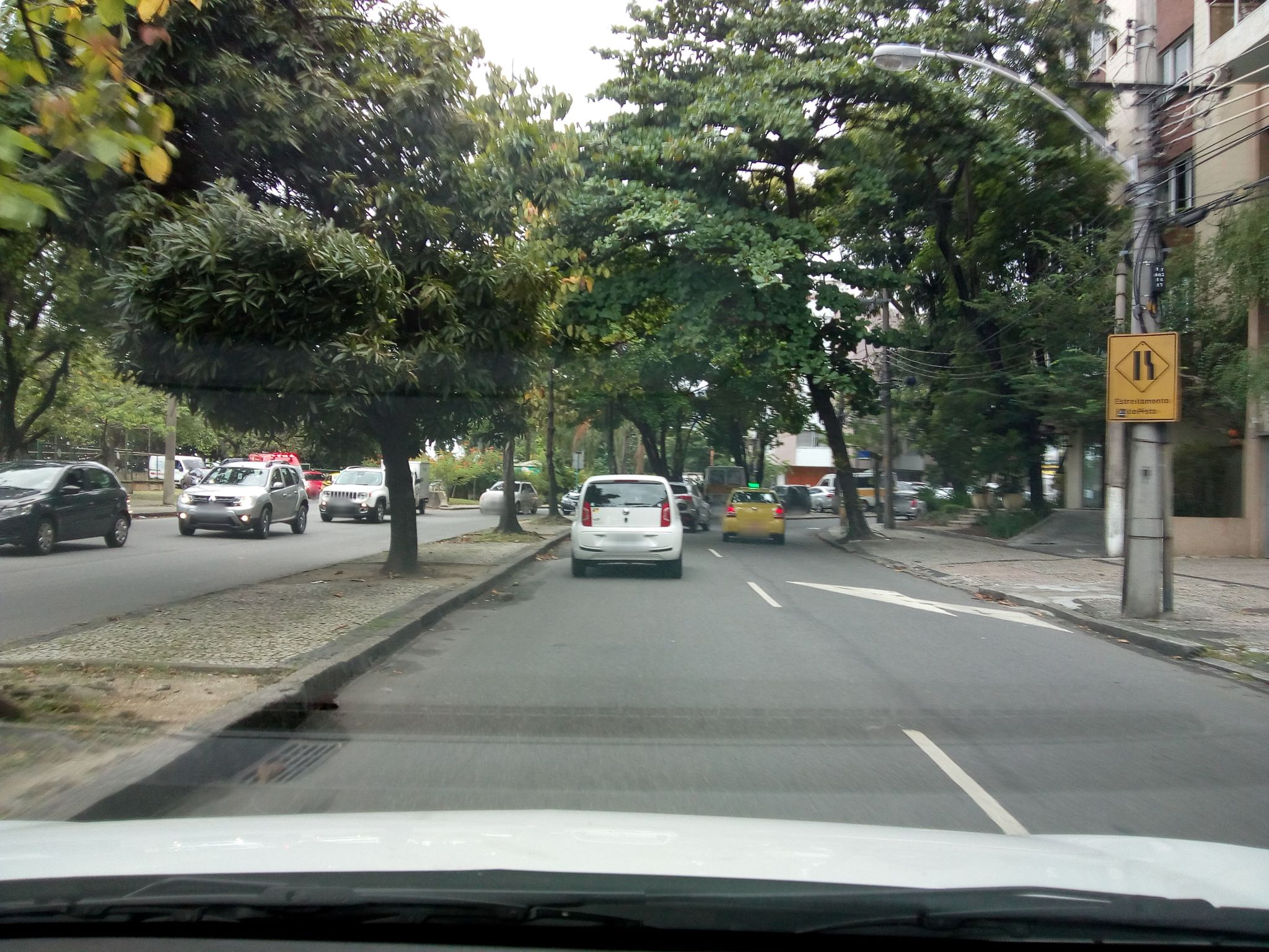 Street-level view near Edifício Novo Horizonte, Lagoa