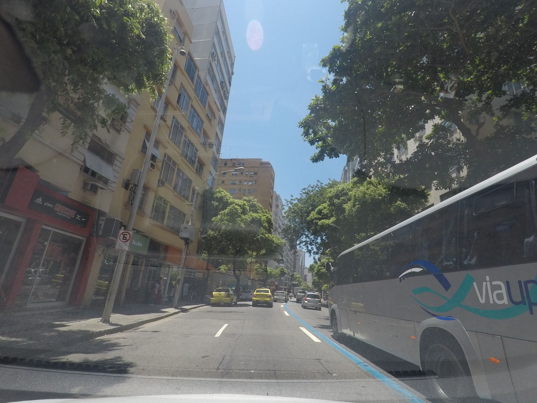 Street-level view near Edifício Novo Rio, Copacabana