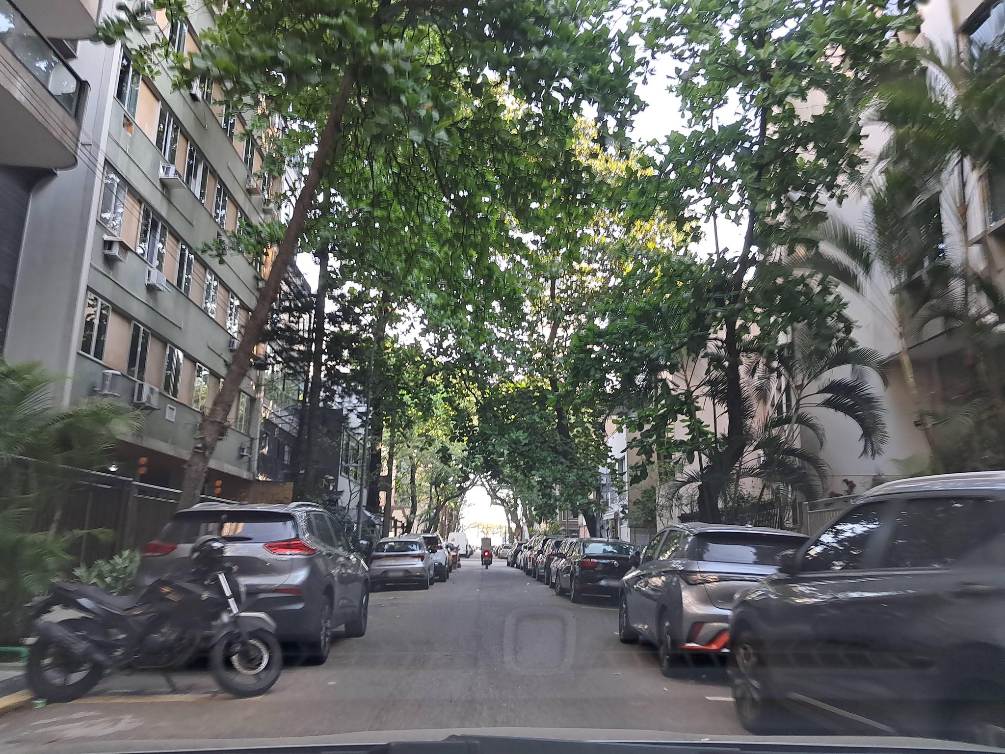 Street-level view near Edifício Ocapema, Ipanema