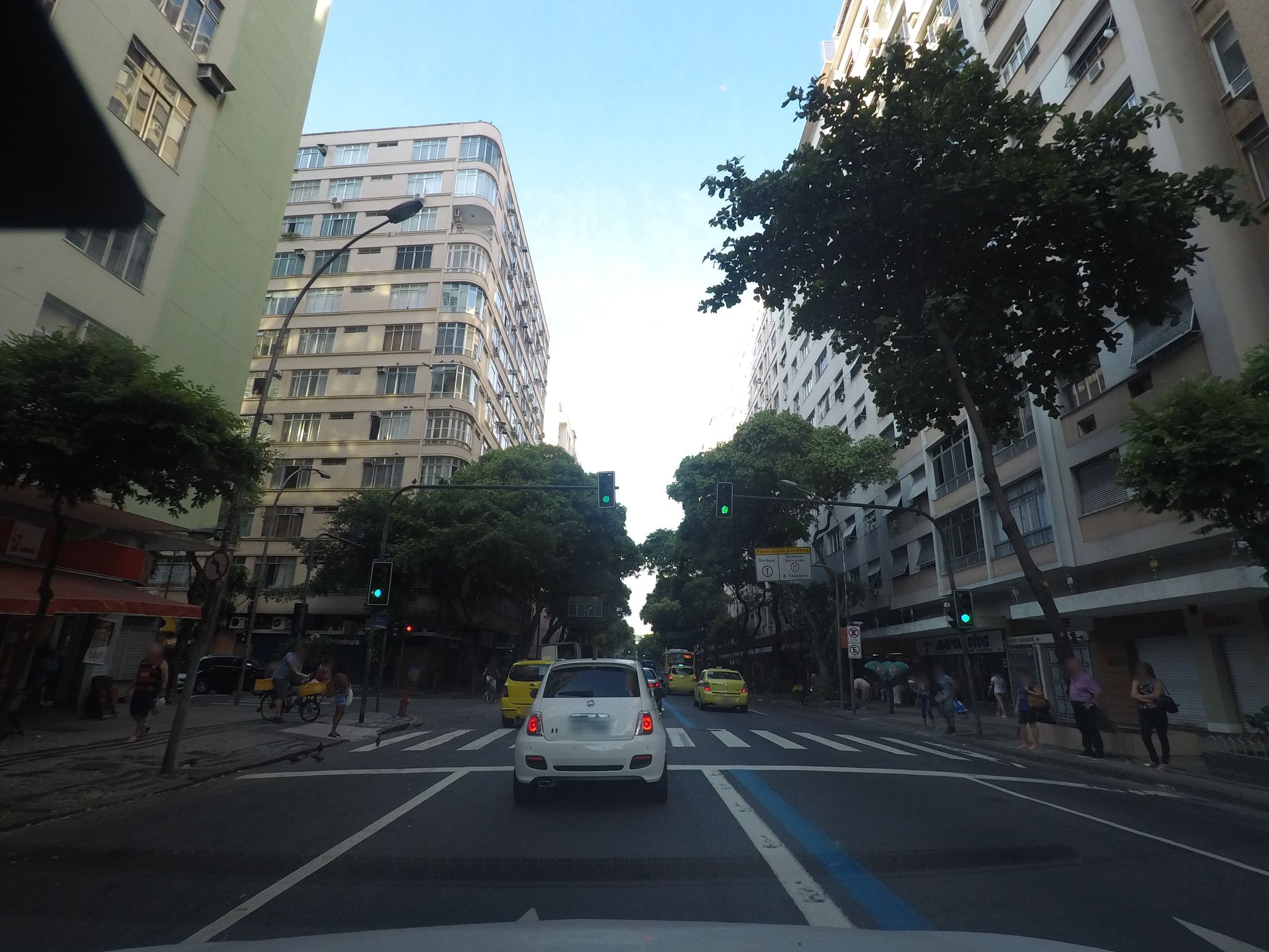 Street-level view near Edifício Oiticica Filho, Copacabana