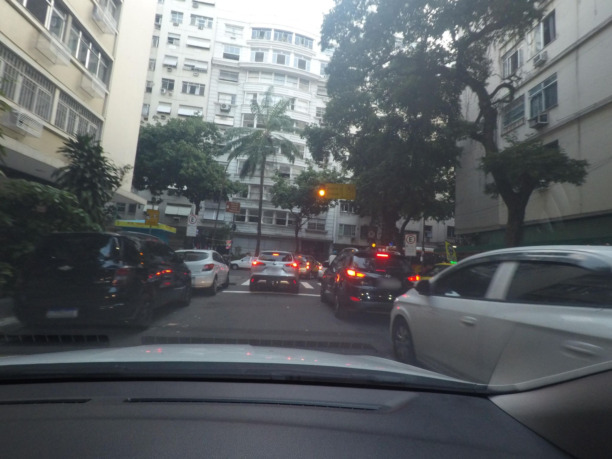 Street-level view near Edifício Olavo Batista Ferreira, Copacabana