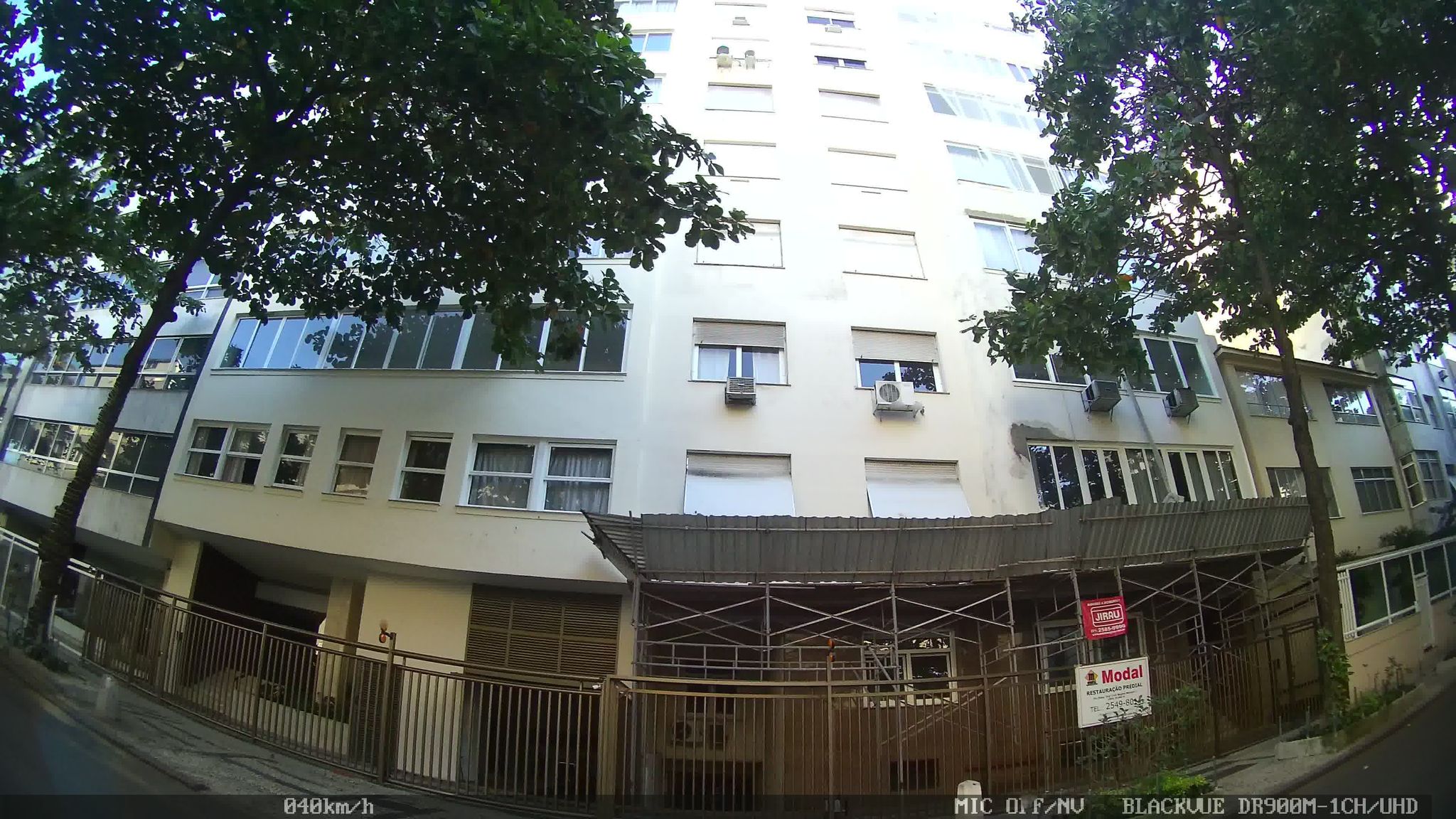 Street-level view near Edifício Oliveira, Ipanema