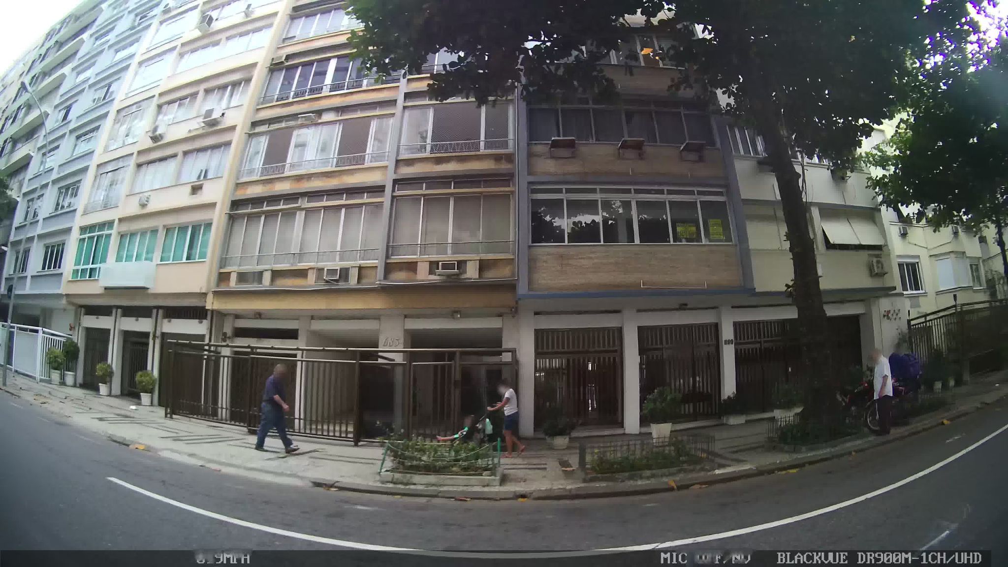Street-level view near Edifício Oliveira, Copacabana
