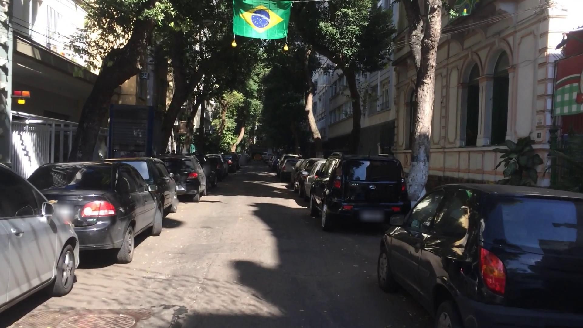 Street-level view near Edifício Onina, Catete