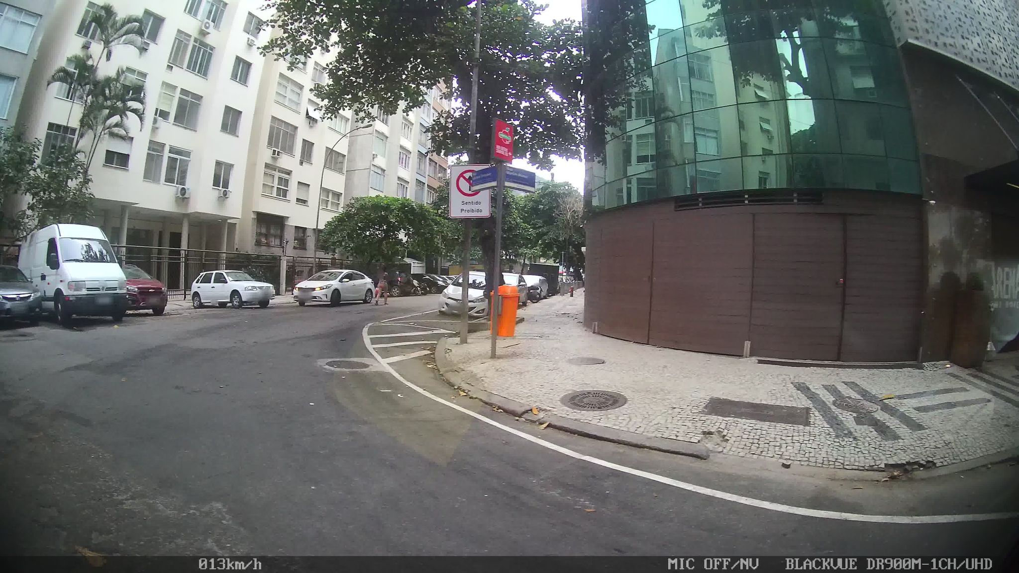 Street-level view near Edifício Orleans, Leme