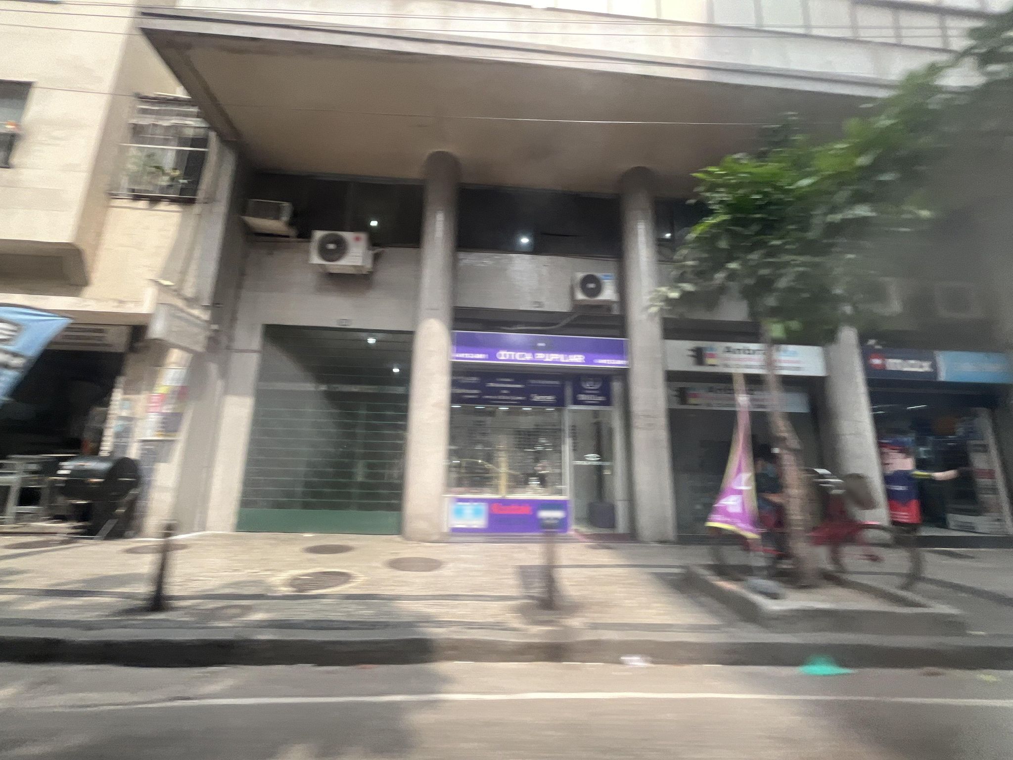 Street-level view near Edifício Oswaldo a Camargo, Centro