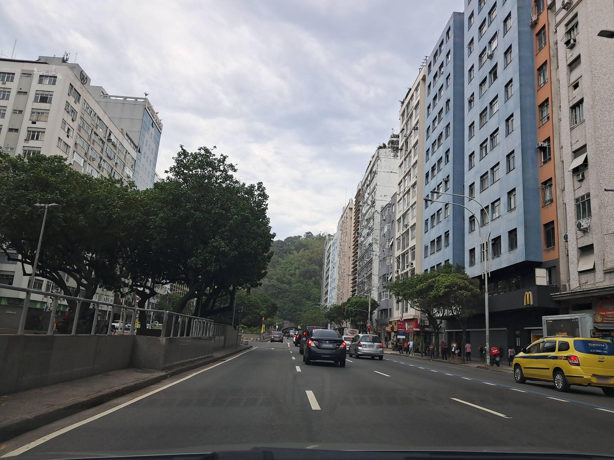 Street-level view near Edifício Oswaldo Cruz, Copacabana