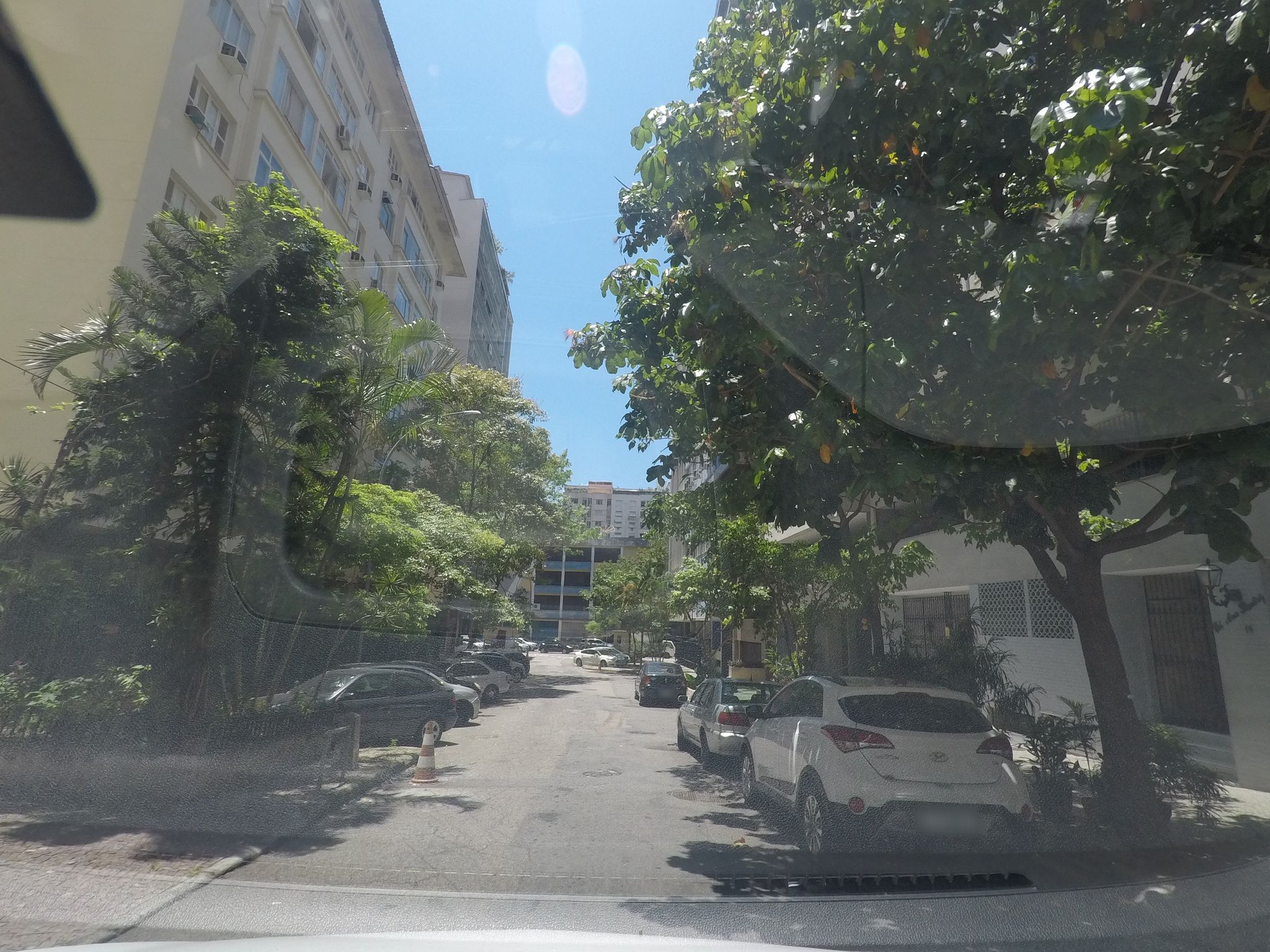 Street-level view near Edifício Otaviano Hudson, Copacabana