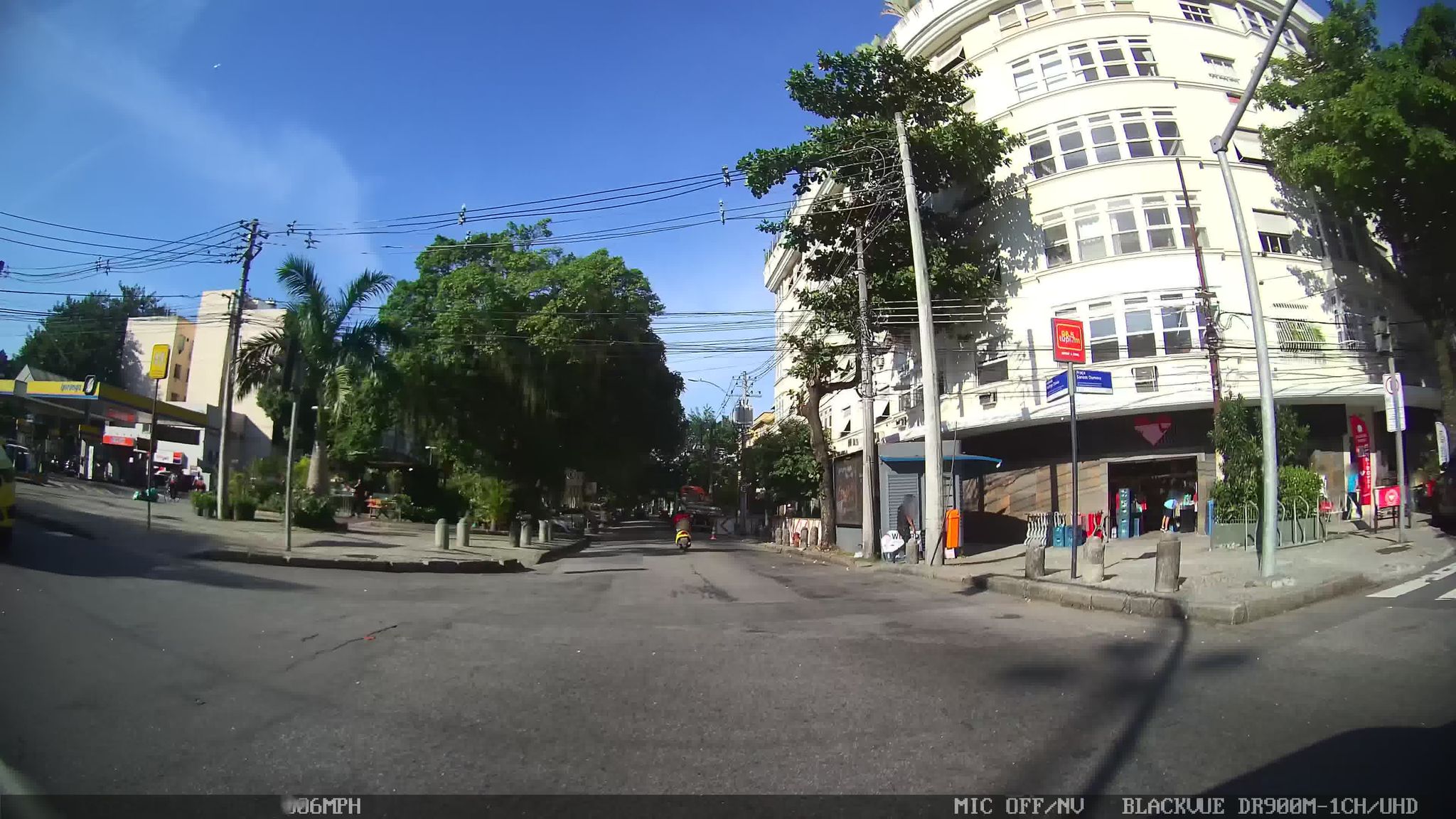 Street-level view near Edifício Otávio, Leblon