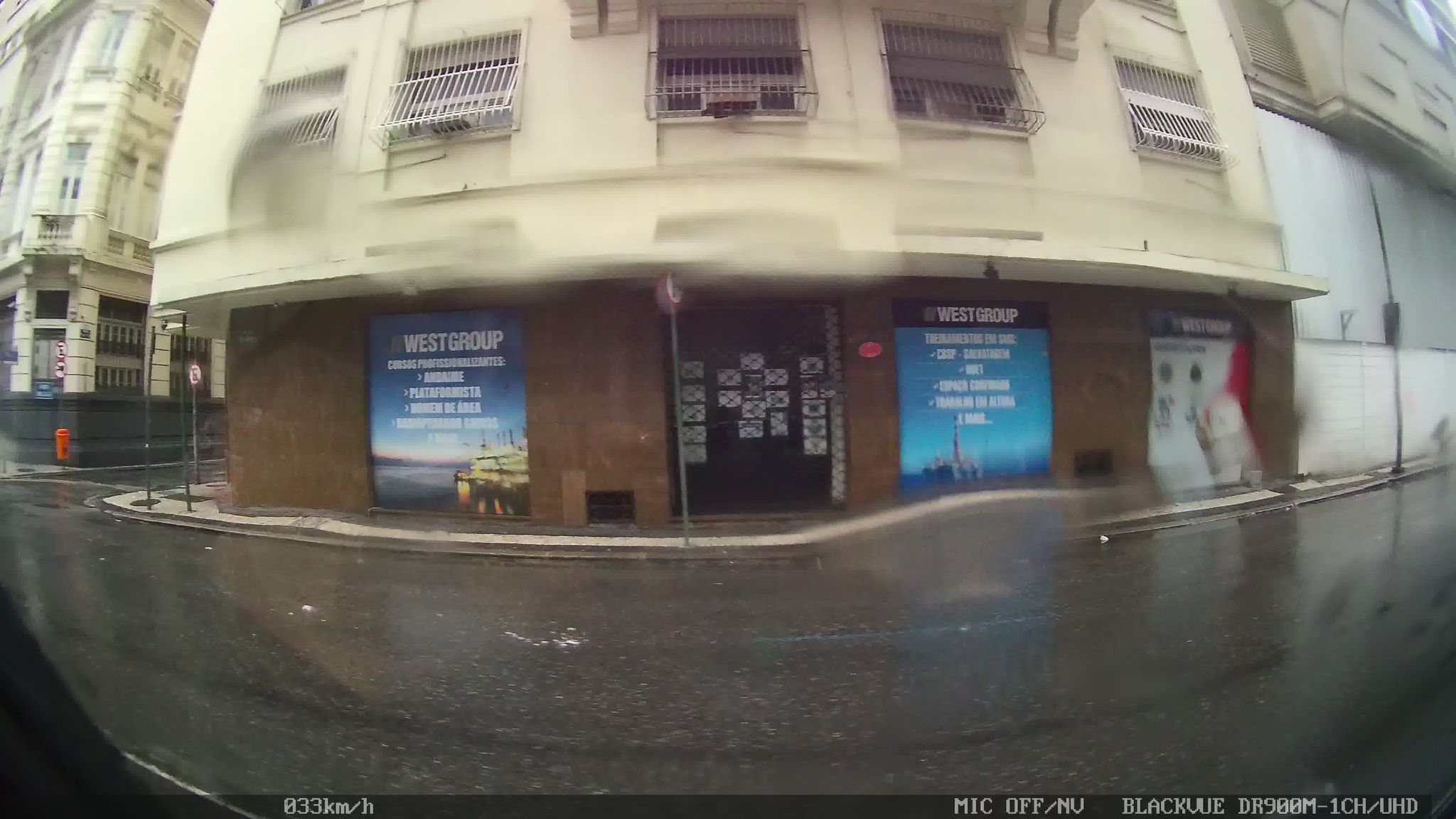 Street-level view near Edifício Othon L. Bezerra de Melo, Centro