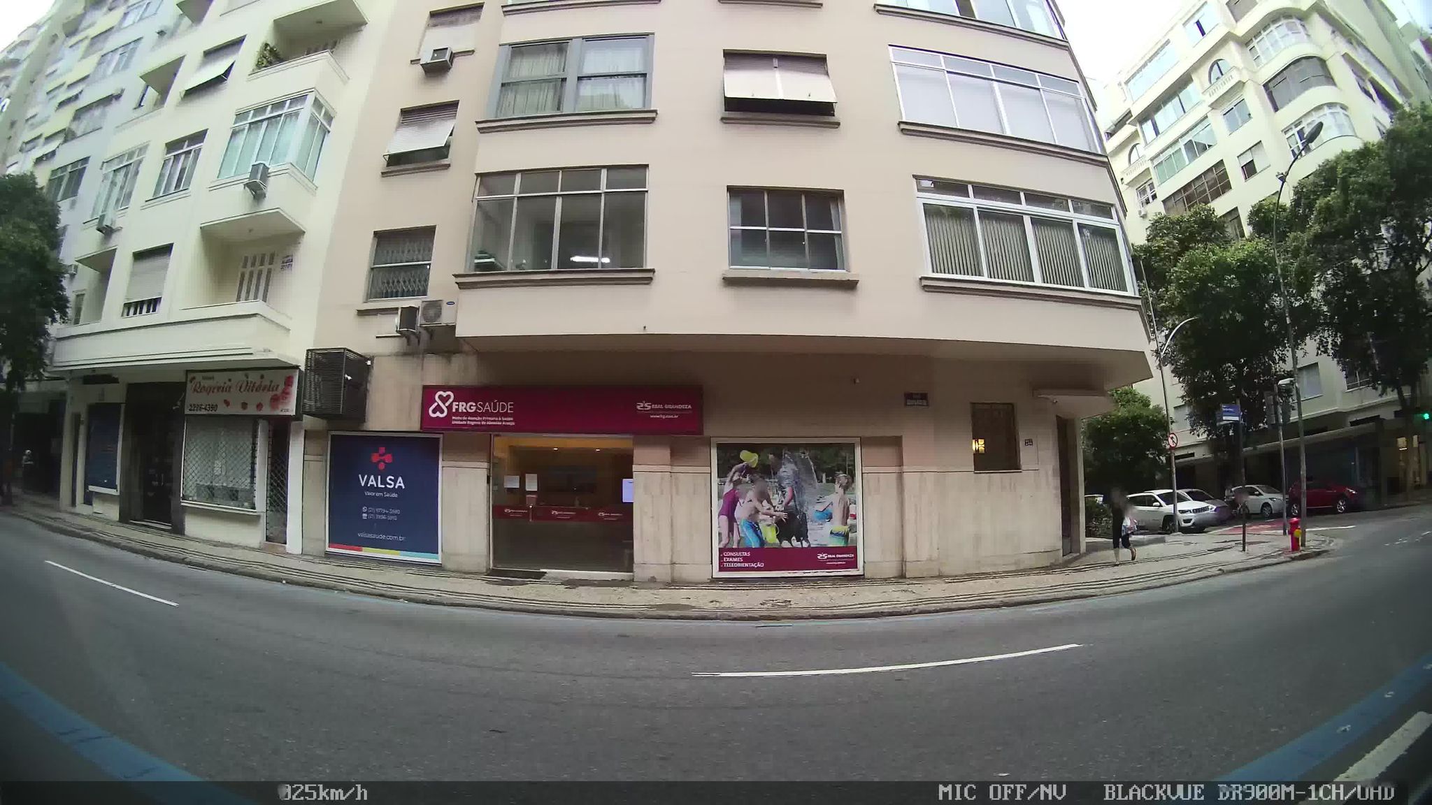 Street-level view near Edifício Otto Limon, Copacabana