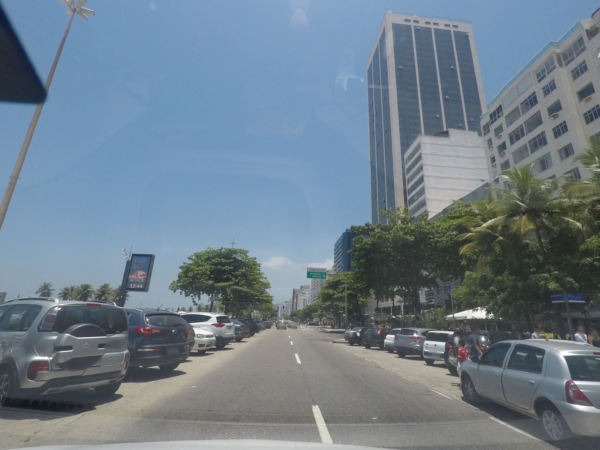 Street-level view near Edifício Ouro Branco, Leme