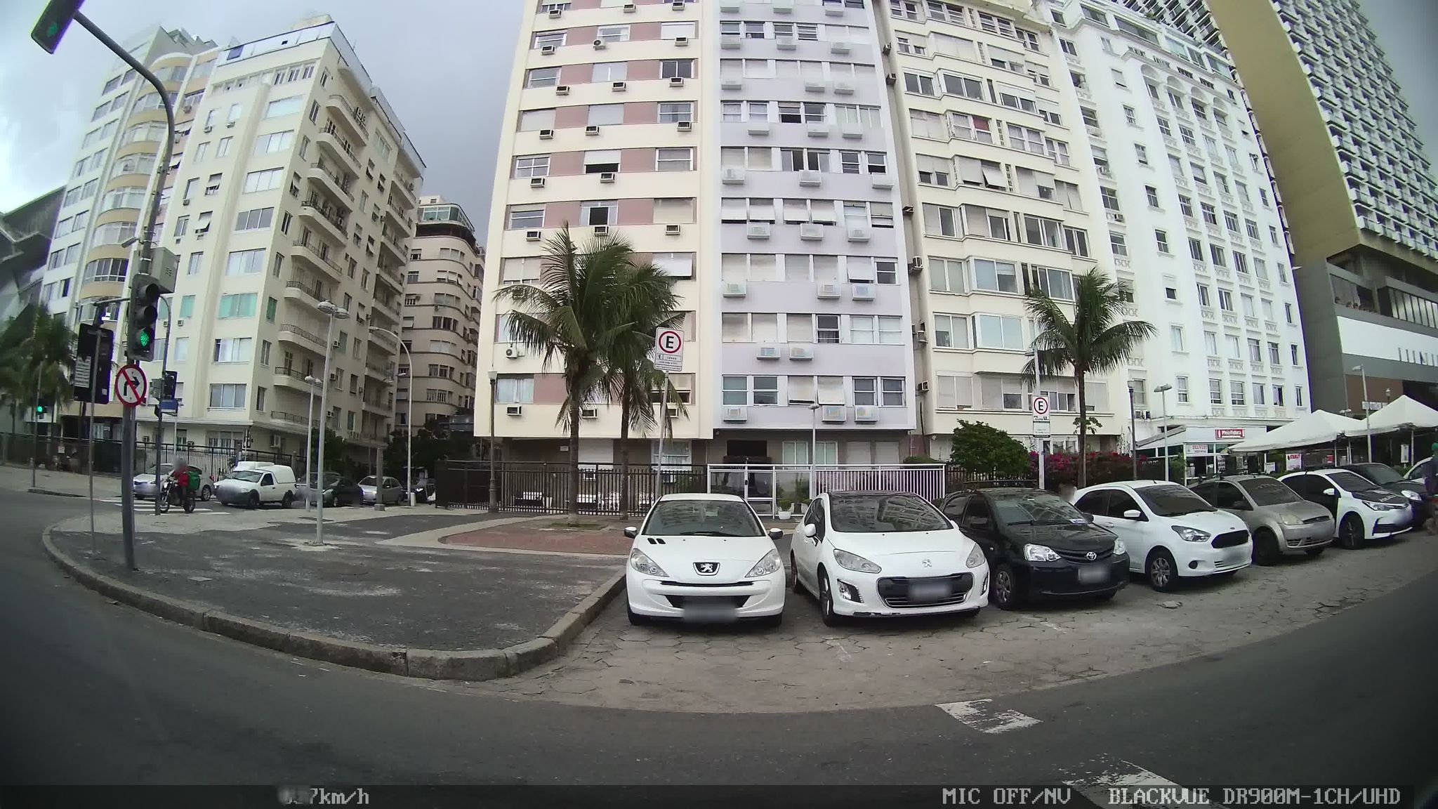 Street-level view near Edifício Ouro Negro, Copacabana
