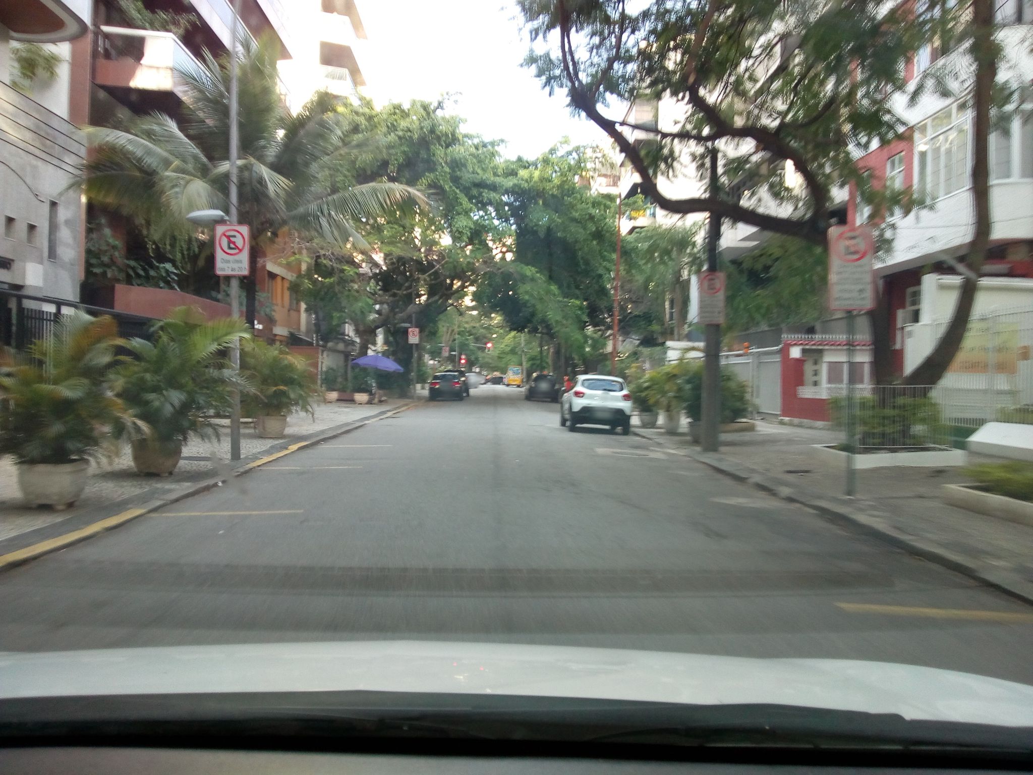 Street-level view near Edifício Pablo Picasso, Ipanema