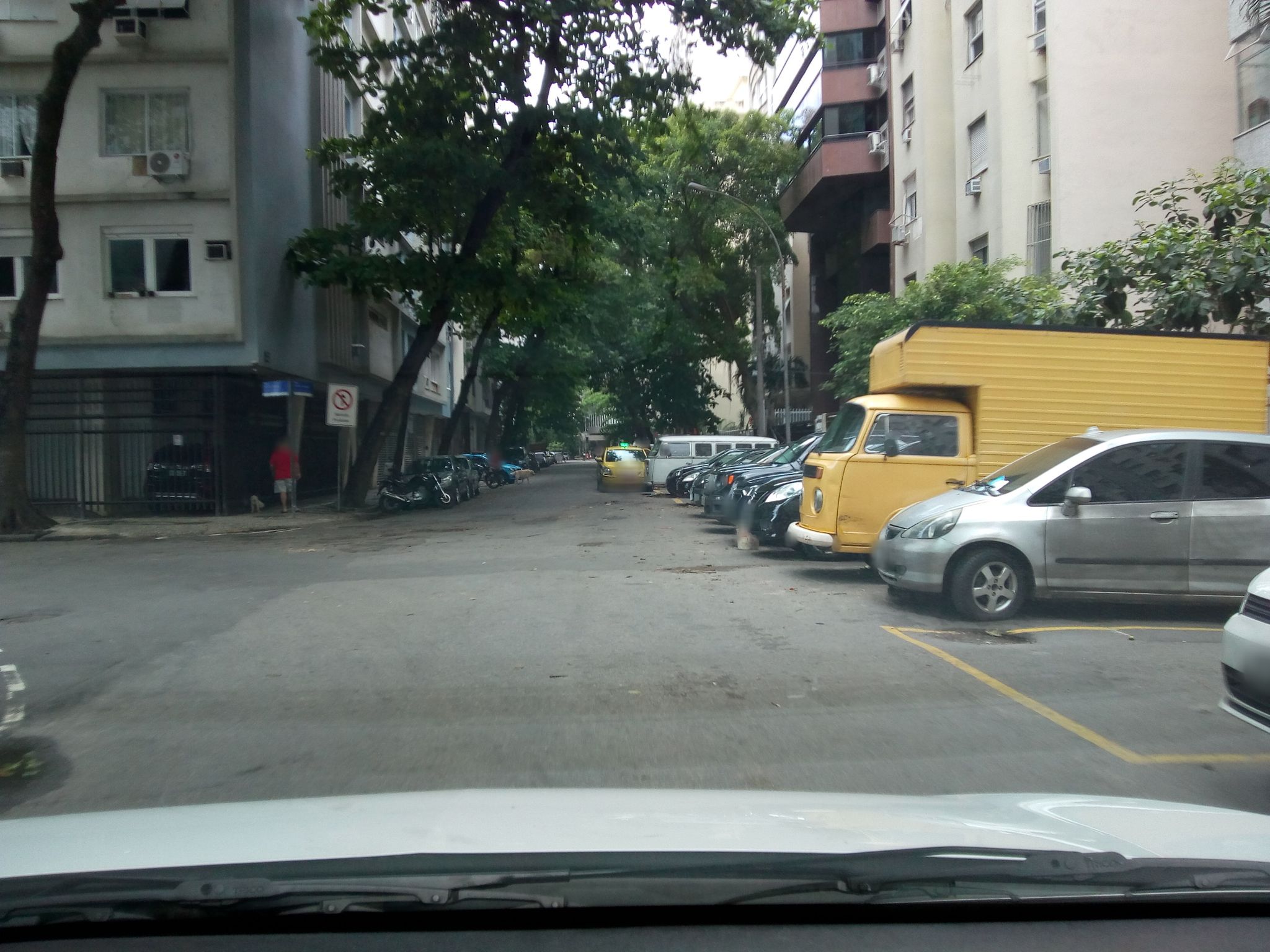 Street-level view near Edifício Padecys, Leme