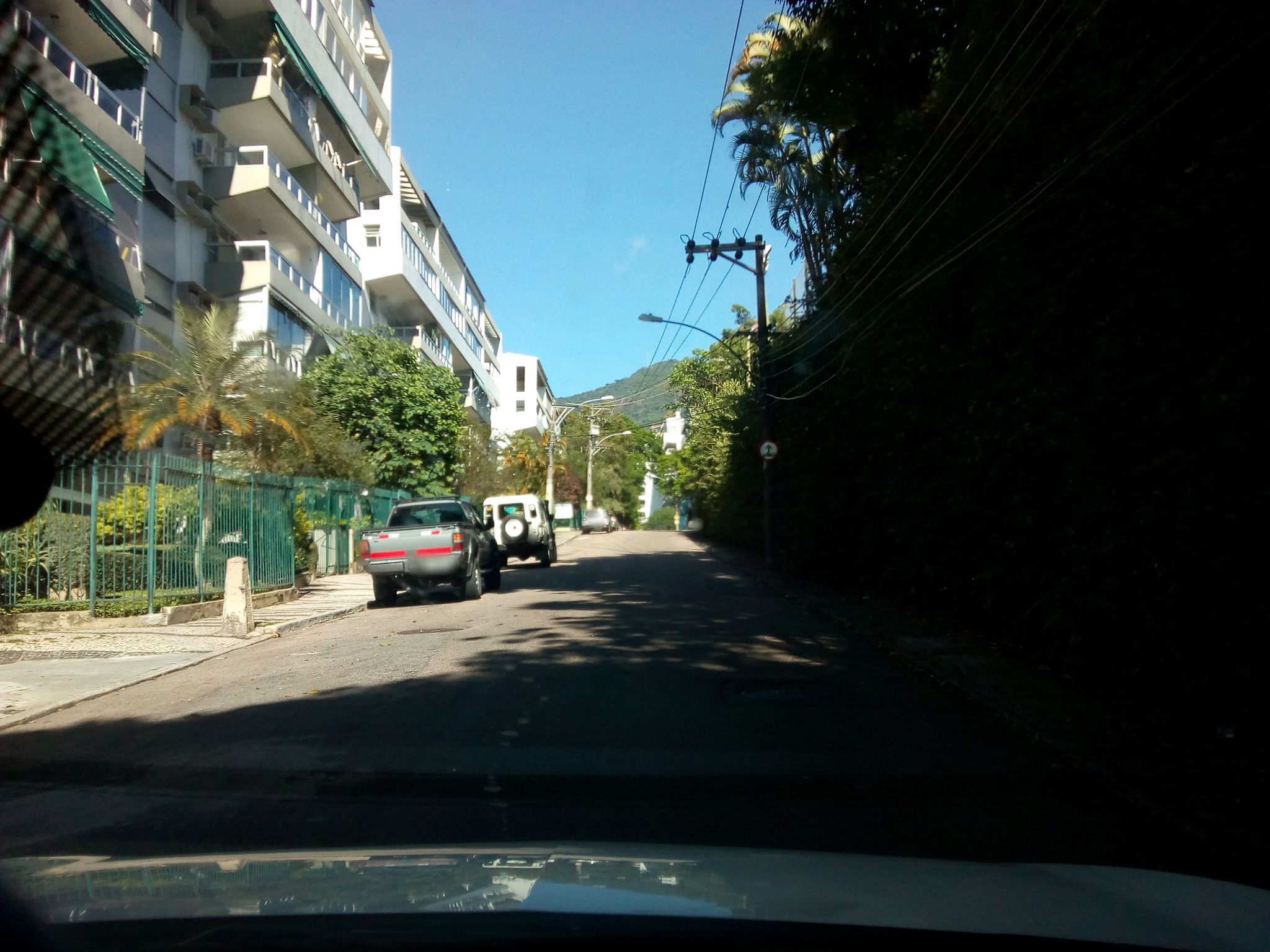 Street-level view near Edifício Paineiras, Leblon