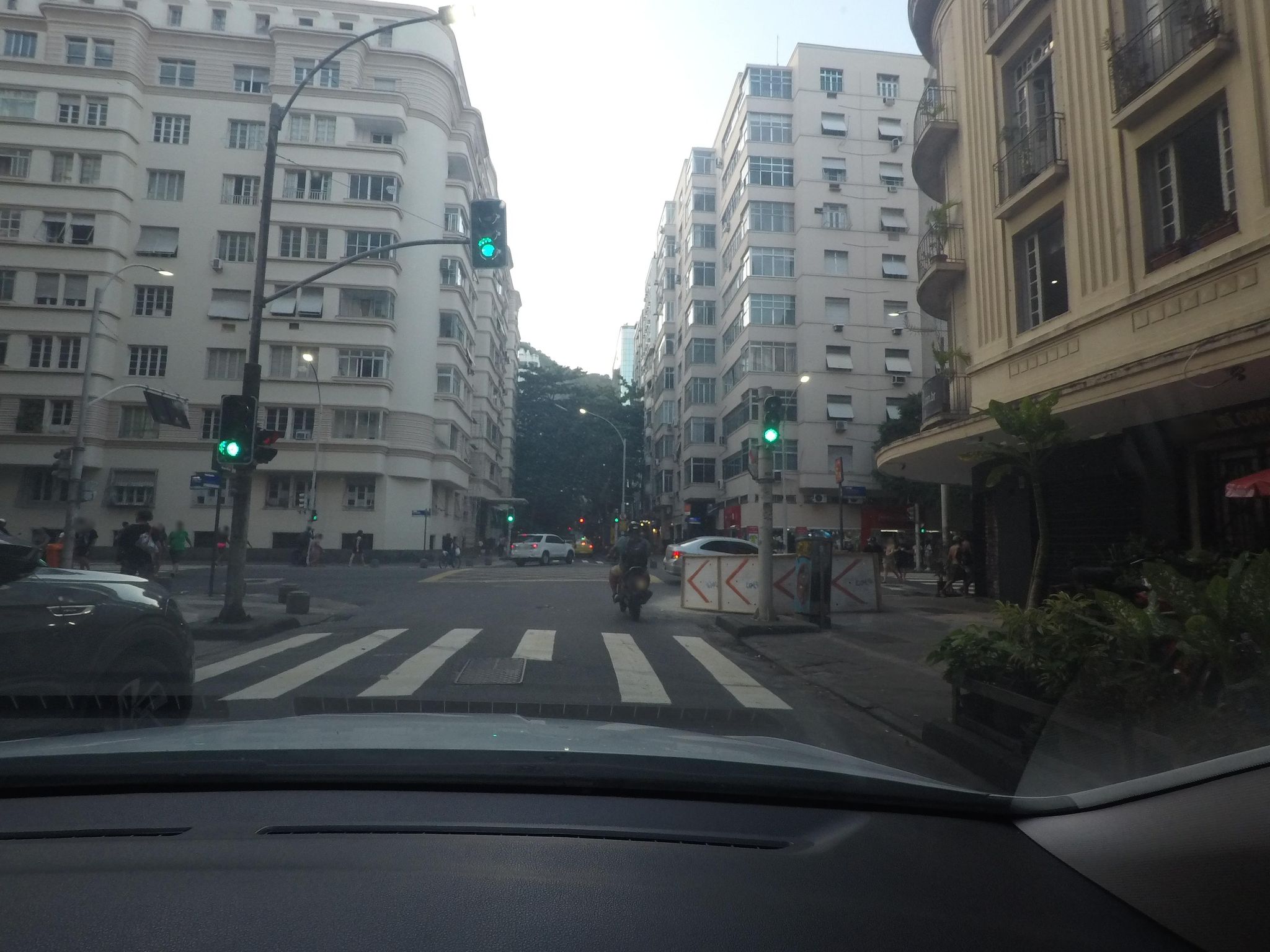 Street-level view near Edifício Palace, Copacabana
