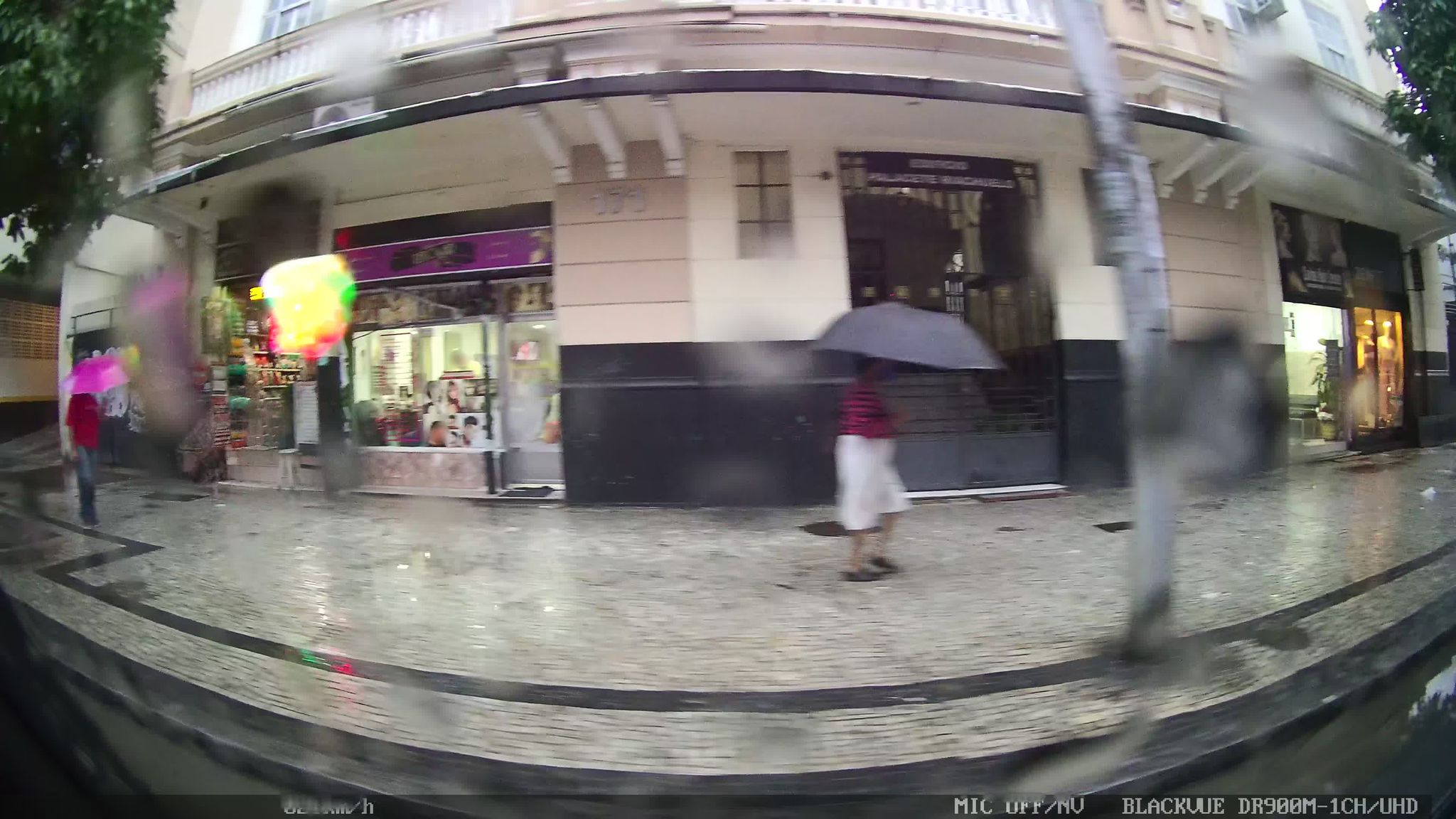 Street-level view near Edifício Palacete Riachuelo, Centro