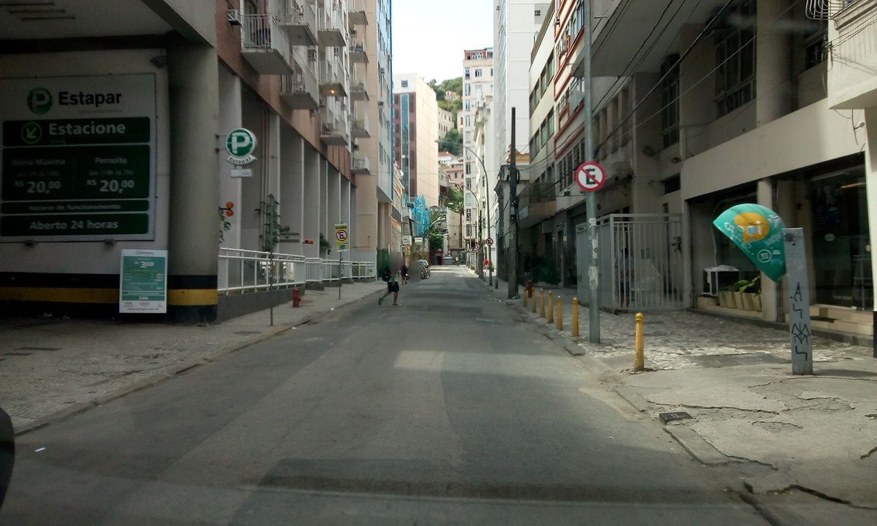 Street-level view near Edifício Palácio Alvorada, Centro