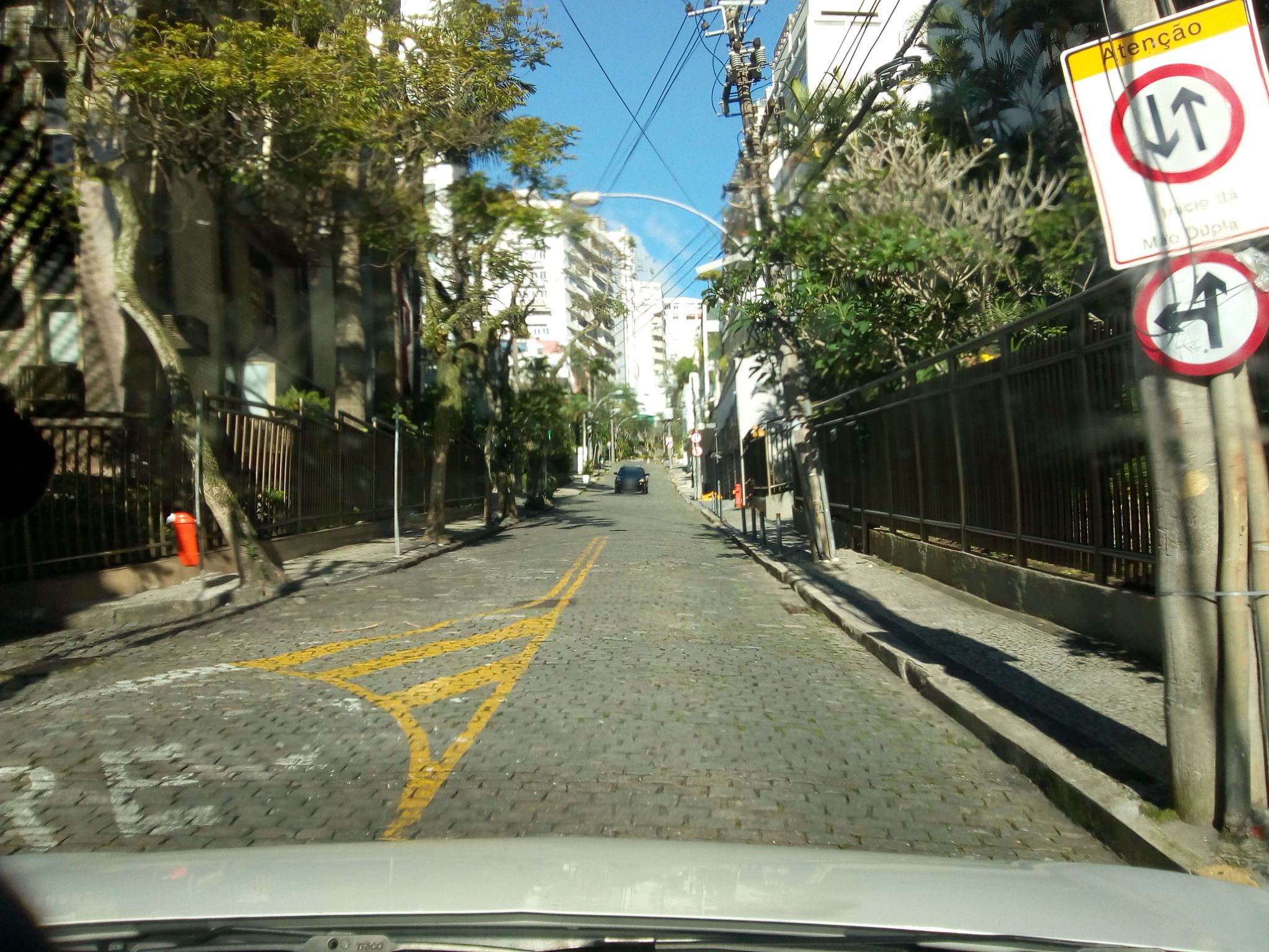 Street-level view near Edifício Palais de Chaicot, Leblon