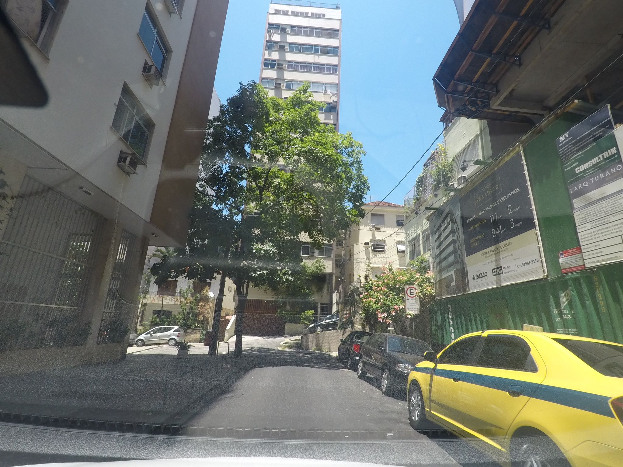 Street-level view near Edifício Palas, Copacabana